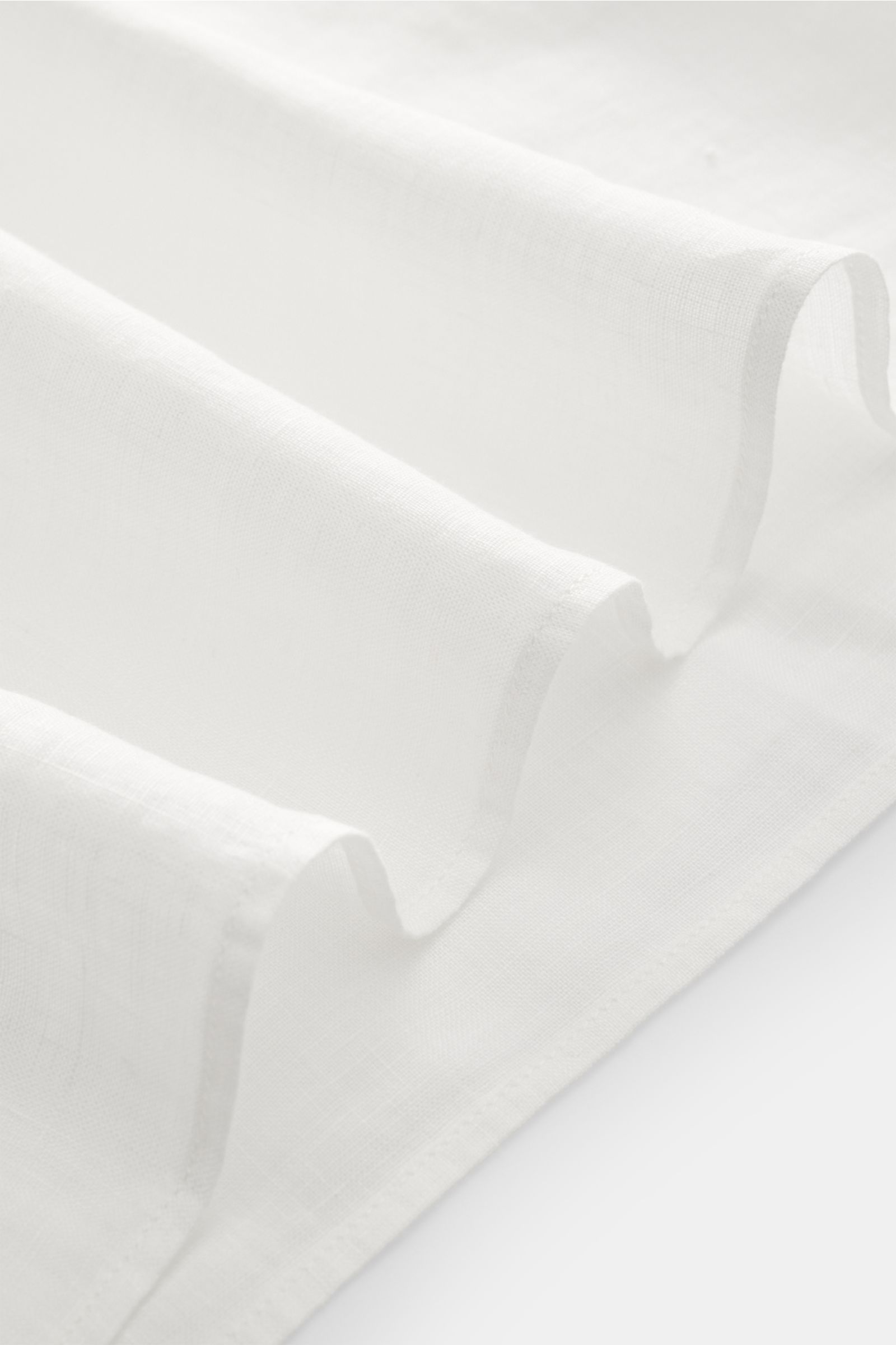 MC2 Saint Barth Popover-Leinenhemd 'Raphael' Haifisch-Kragen offwhite, Detailaufnahme der leichten, strukturierten Leinenqualität im Faltenwurf.