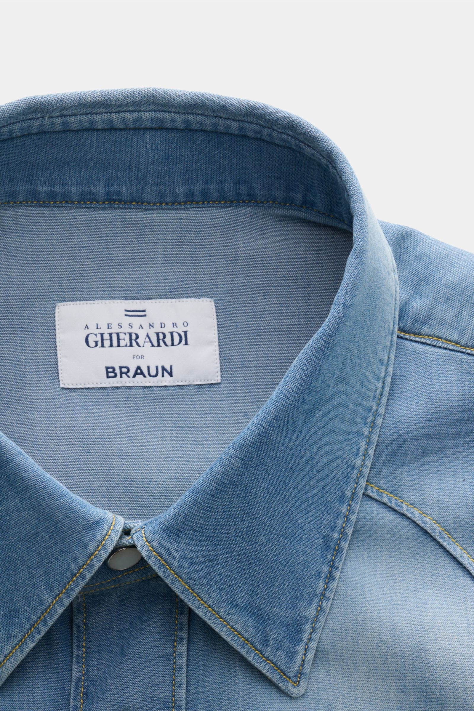 Close-up front view of Gherardi Chambray shirt Kent collar smoky blue showing soft, stretchy cotton chambray fabric with Kent collar.

Casual chambray shirt by experts GHERARDI: This model in soft, stretchy cotton in a denim look is perfect for styling
