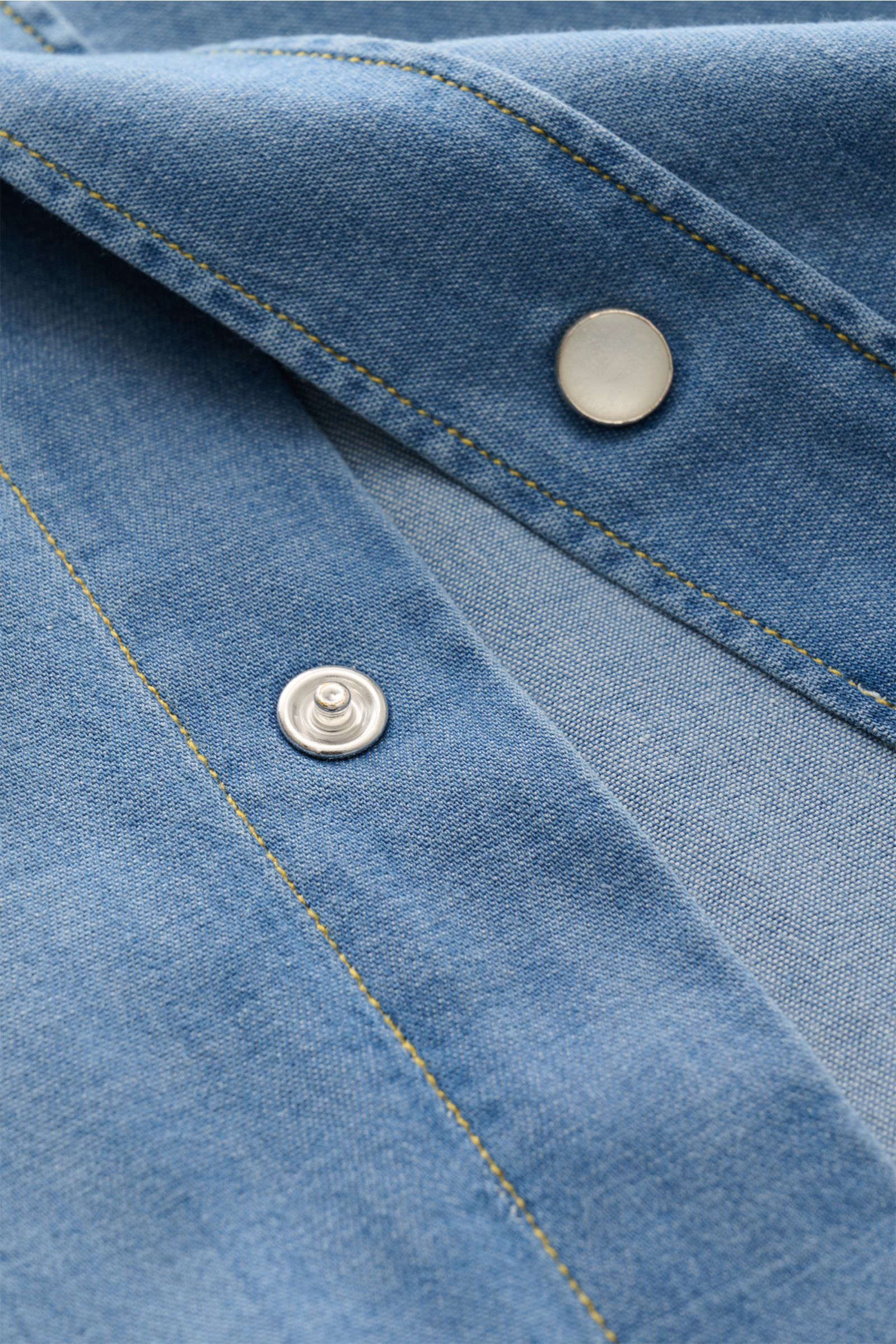 Close-up front view of Gherardi Chambray shirt Kent collar smoky blue showing snap buttons and denim-look chambray fabric.

Casual chambray shirt by experts GHERARDI: This model in soft, stretchy cotton in a denim look is perfect for styling in nonchal