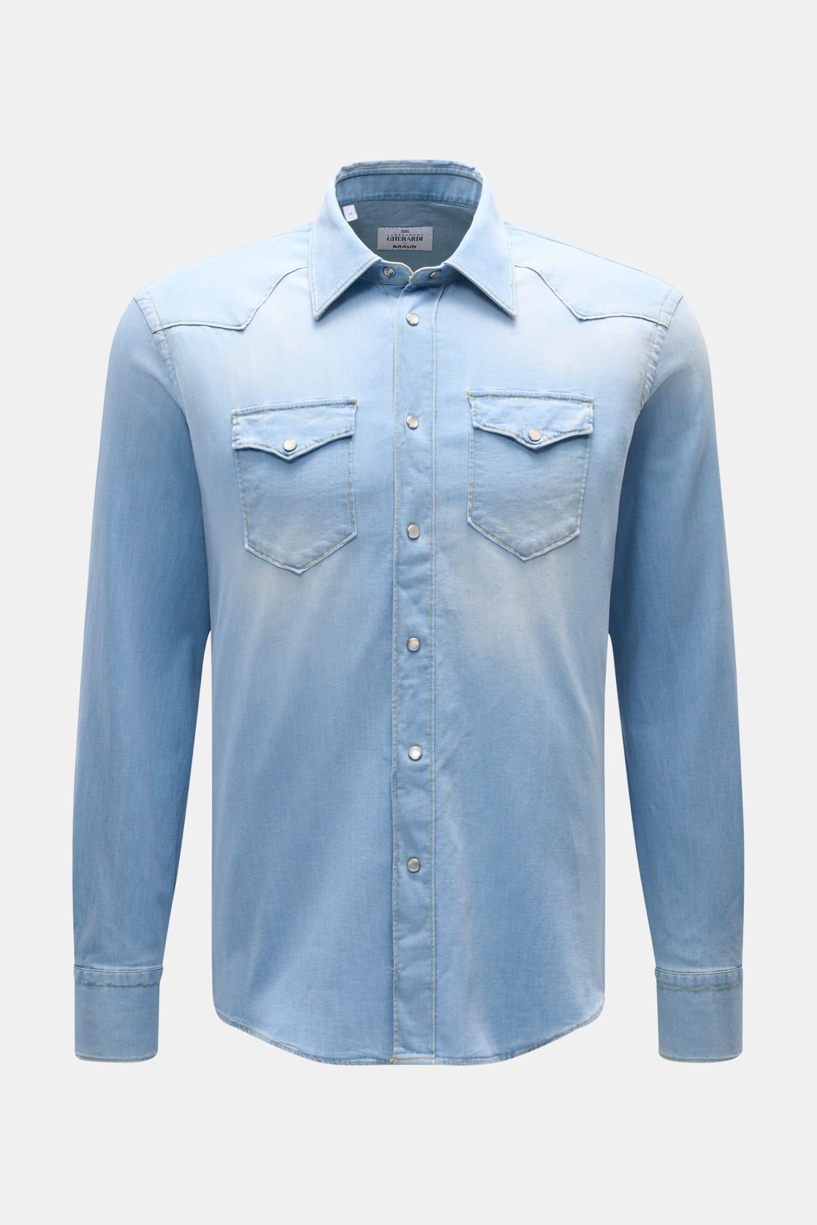 Front view of Gherardi Chambray-Hemd Kent-Kragen hellblau, a slim fit, light blue chambray shirt with denim look, soft cotton, elastic quality, Western-style shoulder yoke, Kent collar, snap button placket, chest pockets with flaps, snap button sport cuff