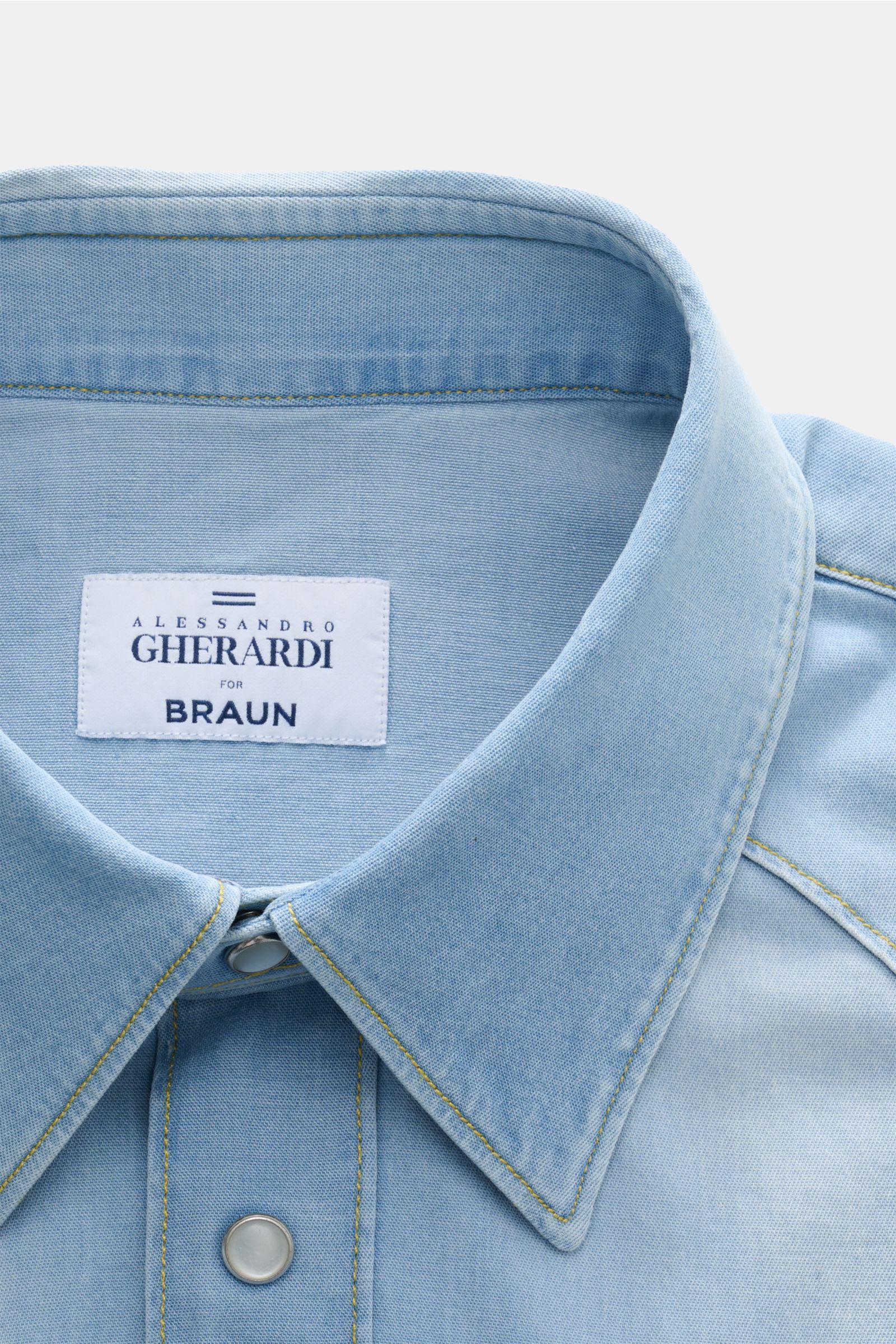 Close-up front view of the Gherardi Chambray-Hemd Kent-Kragen hellblau, a soft, stretchy cotton chambray shirt in denim look.

Description: Legeres Chambray-Hemd vom Experten GHERARDI: Dieses Modell aus softer, elastischer Baumwolle in Denim-Optik läss