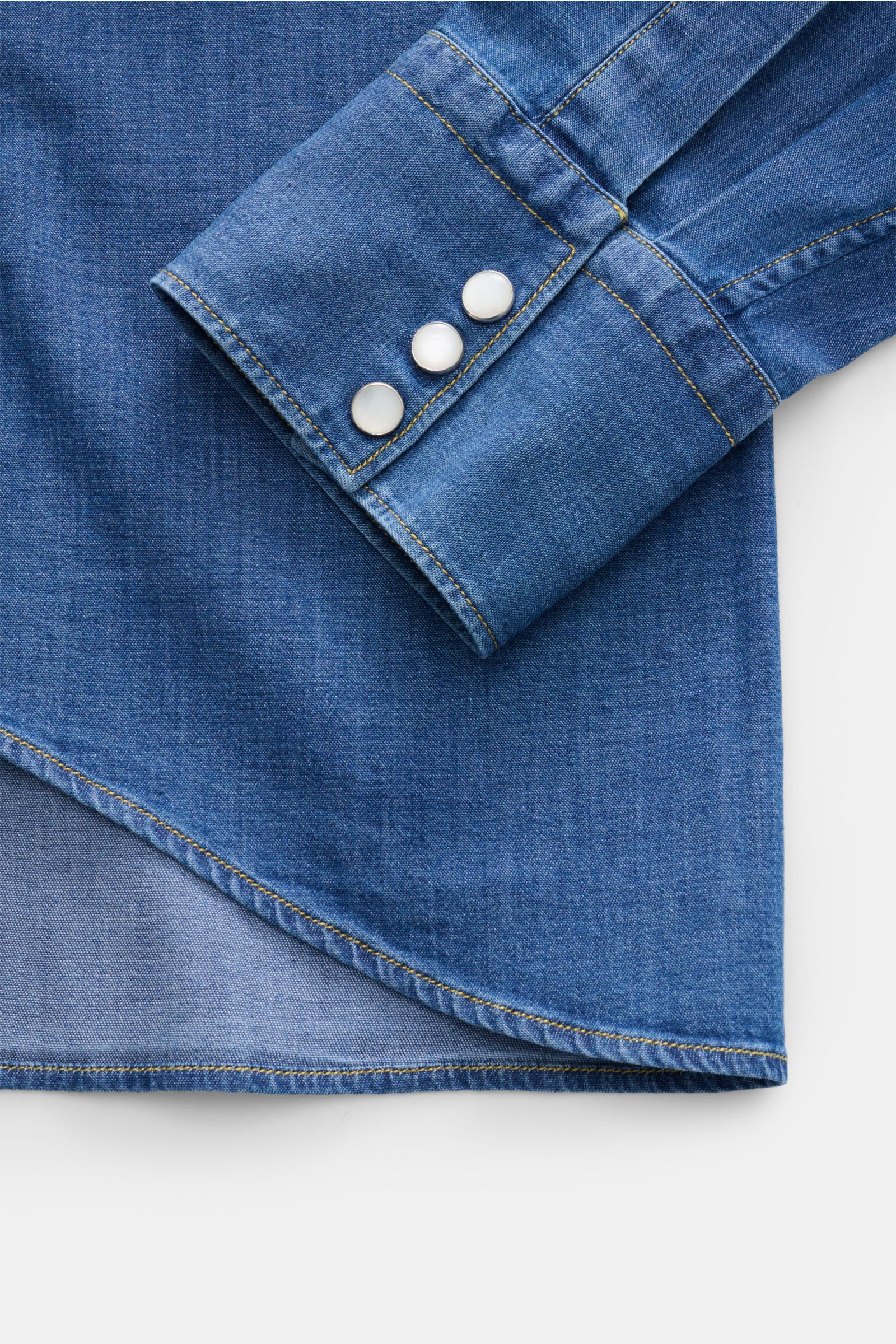 Close-up from above of the Gherardi Chambray shirt Kent collar grey-blue cuff and rounded hem in soft, stretchy cotton denim look.

Casual chambray shirt by experts GHERARDI: This model in soft, stretchy cotton in a denim look is perfect for styling in