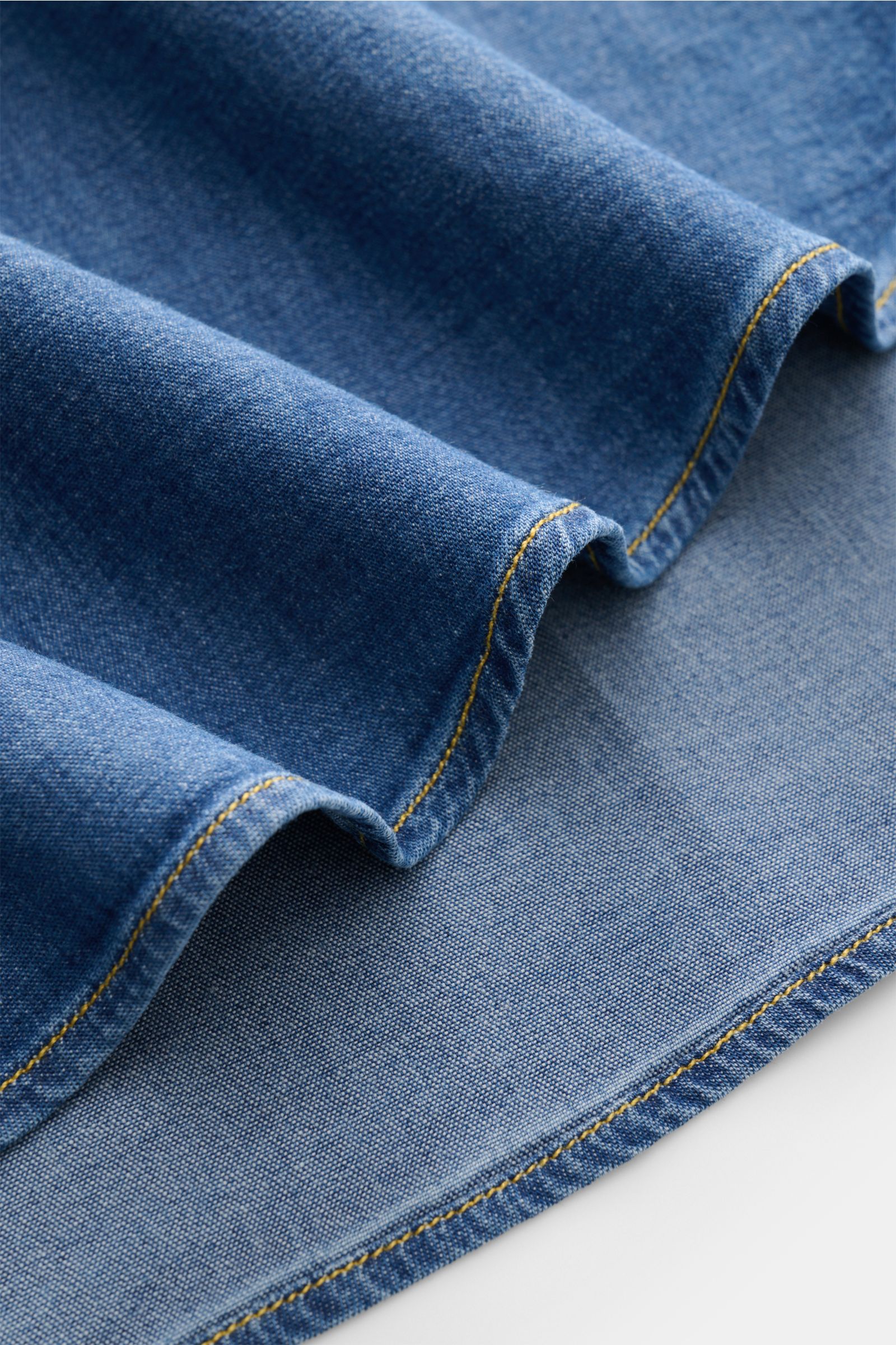 Close-up side view of soft, stretchy cotton fabric with yellow stitching in denim look, part of Gherardi Chambray shirt Kent collar grey-blue.

Description:
Casual chambray shirt by experts GHERARDI: This model in soft, stretchy cotton in a denim look 