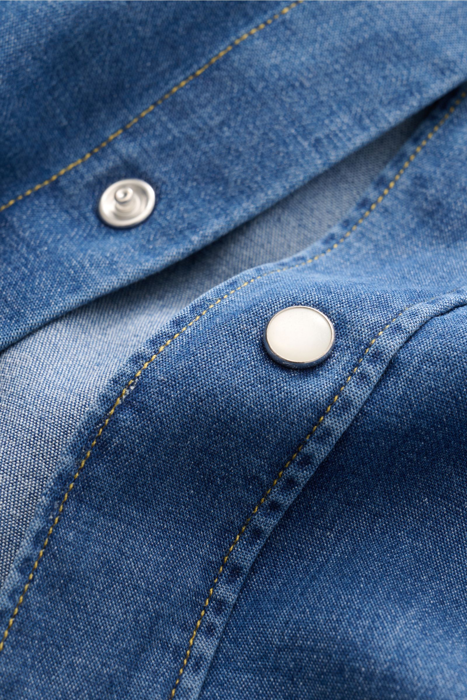 Close-up front view of Gherardi Chambray shirt Kent collar grey-blue showing snap button placket and chambray fabric texture.

Casual chambray shirt by experts GHERARDI: This model in soft, stretchy cotton in a denim look is perfect for styling in nonc