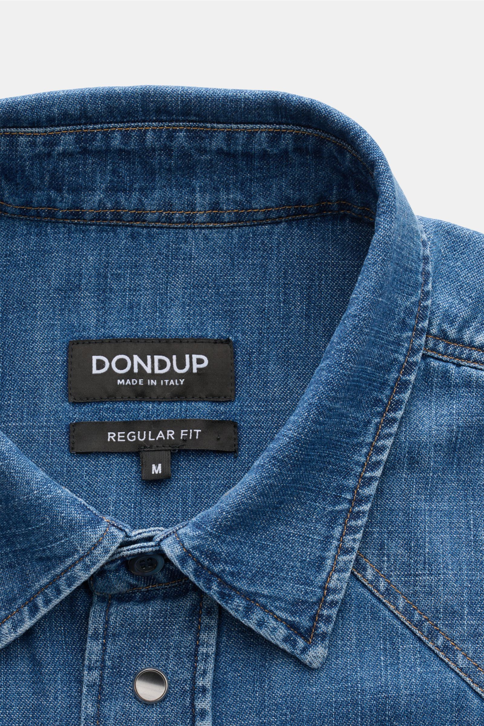 Dondup Jeanshemd 'Camicia' Kent-Kragen blau, Detailaufnahme von oben, reines Baumwoll-Denim, weicher Griff, Regular Fit, Western-Look, aufgesetzte Knopfleiste.