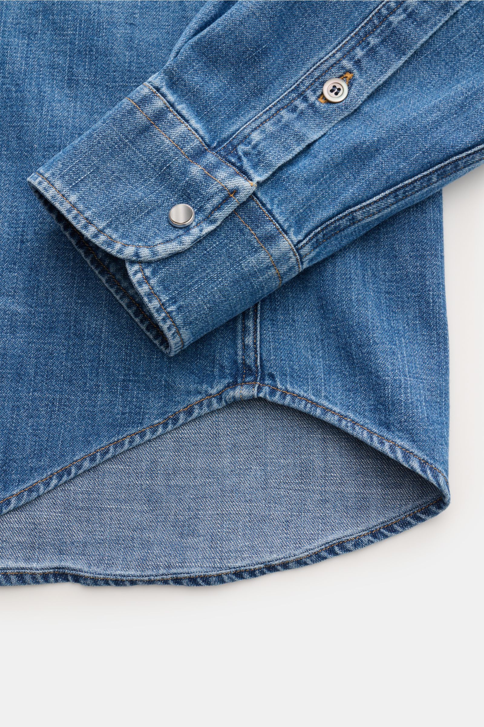 Dondup Jeanshemd 'Camicia' Kent-Kragen blau, Detailaufnahme von Ärmel und gerundetem Saumverlauf, reine Baumwolle, Regular Fit, Western-Stil.