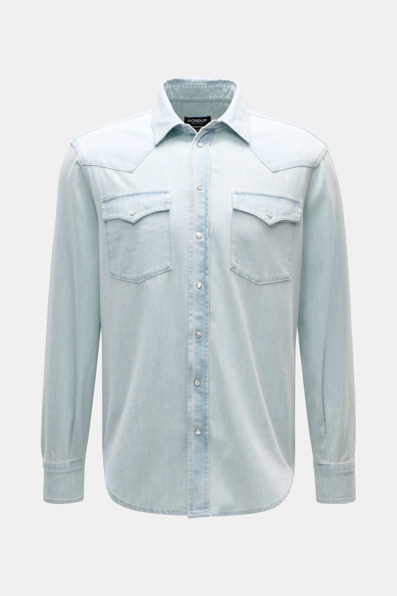 Dondup Jeanshemd Kent-Kragen pastellblau shown from the front, made of pure cotton in slim fit with soft touch, featuring Western-style shoulder yoke, Kent collar, snap button placket, flap chest pockets, classic sport cuffs, back waist darts, and slightl