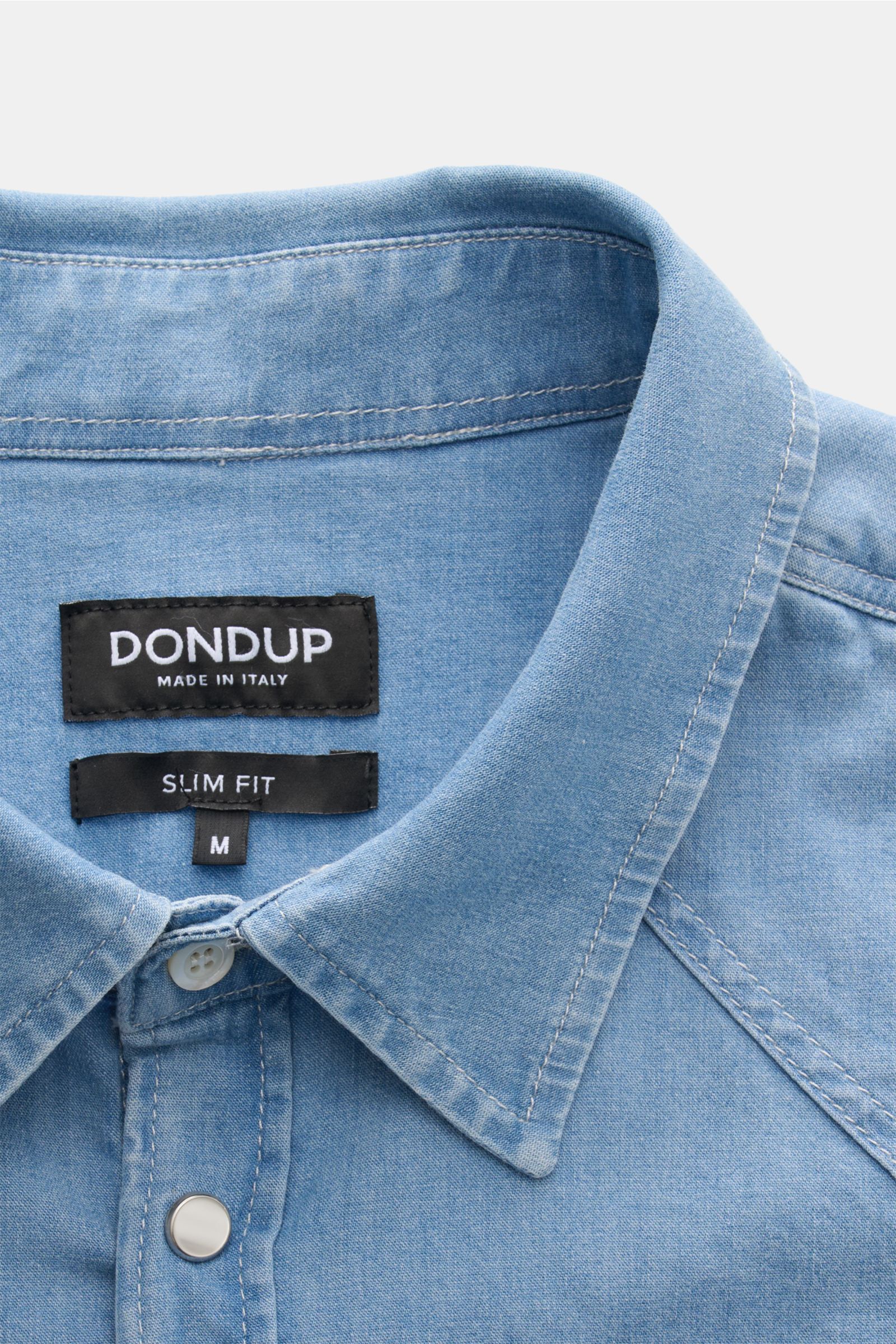 Close-up front view of Dondup Jeanshemd Kent-Kragen rauchblau with slim fit Kent collar, elastic cotton, soft touch, and Western-style shoulder yoke.