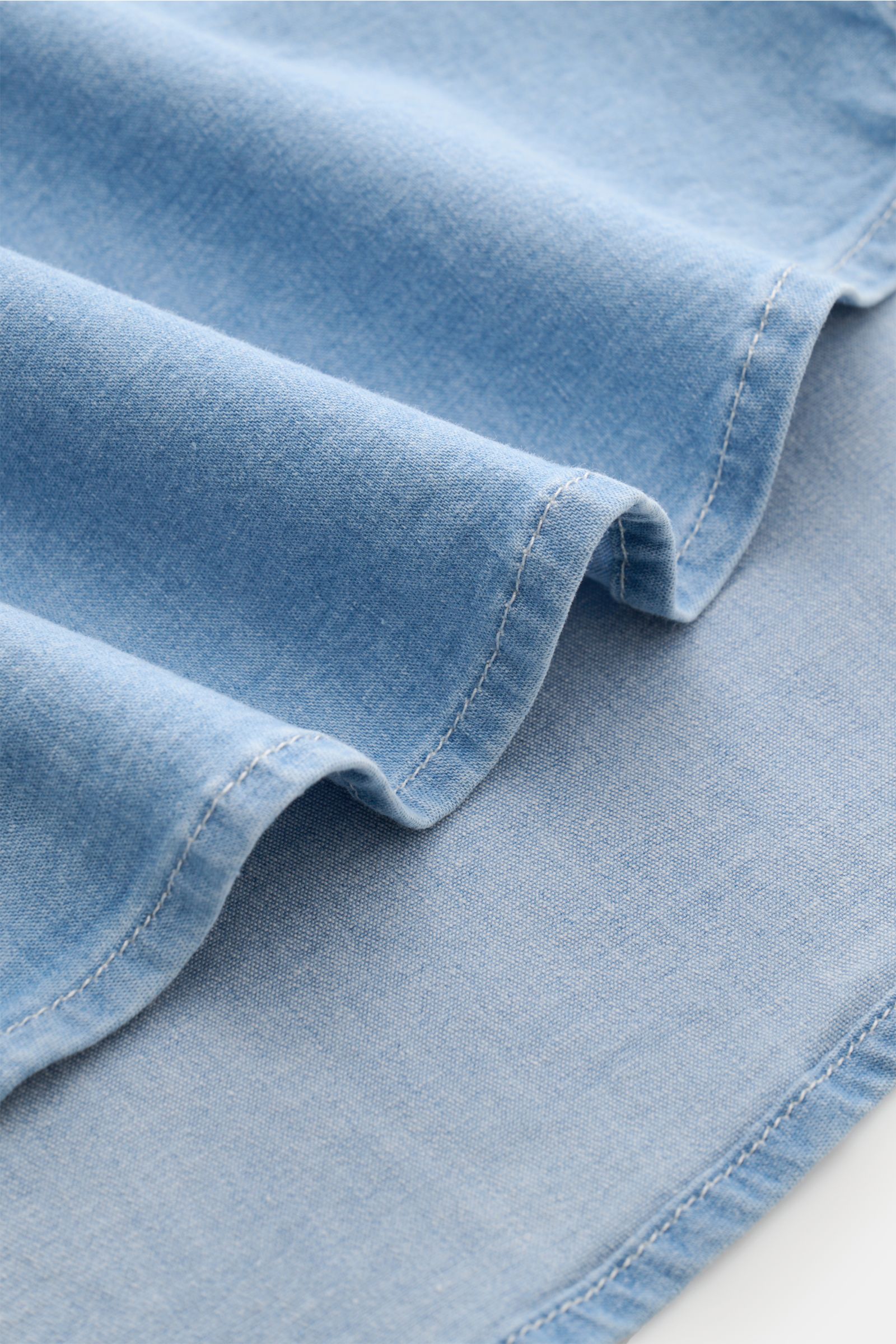 Close-up view of the fabric edges of the Dondup Jeanshemd Kent-Kragen rauchblau, showcasing soft, elastic cotton and fine stitching.

The additional content you provided describes the product, but the alt tag itself must remain within 125 characters as re
