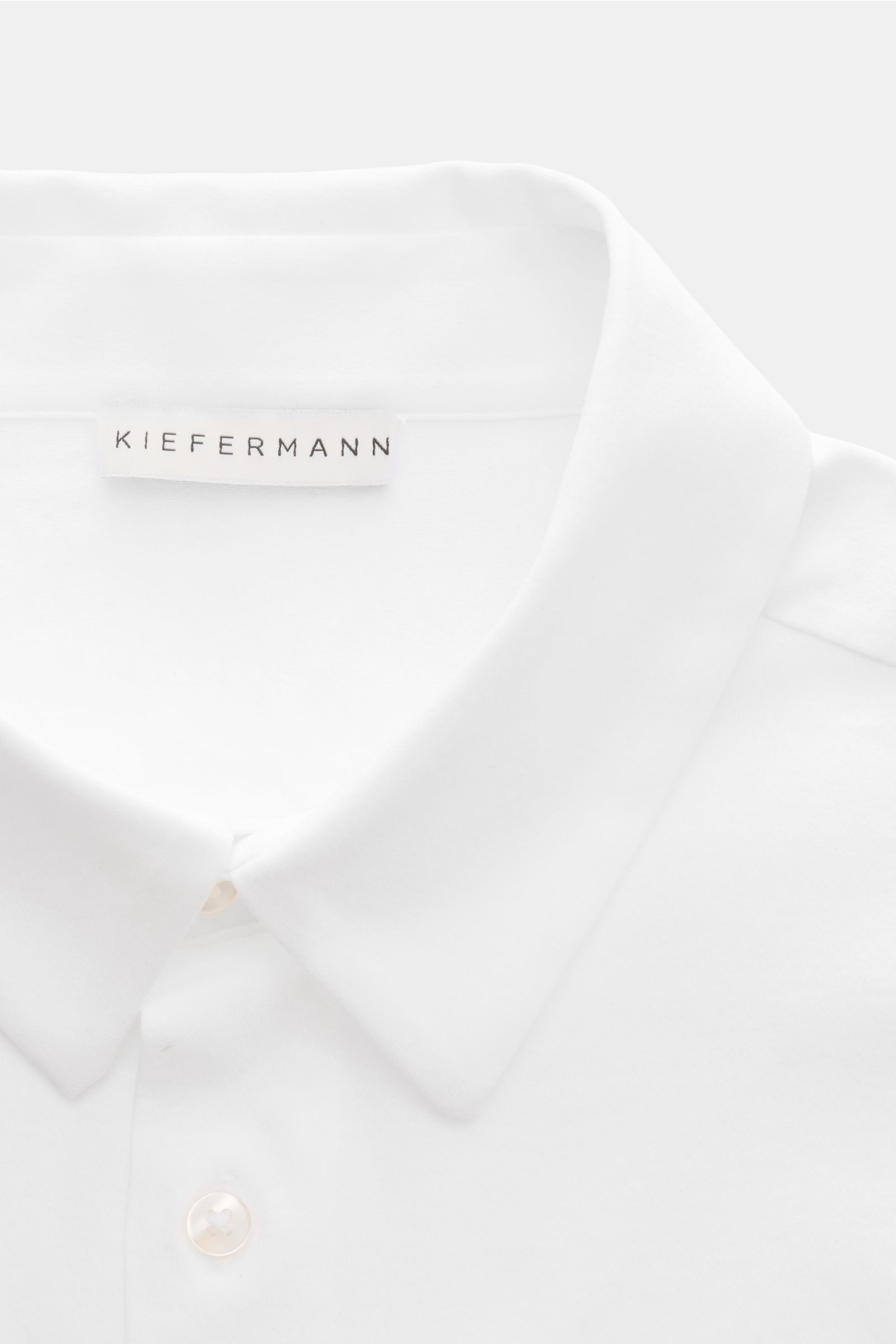 Nahaufnahme des weißen Kiefermann Jersey-Hemd 'Pius' Kent-Kragen, Extra Slim Fit, mercerisierte Baumwolle, dezenter Glanz, glatter Griff.