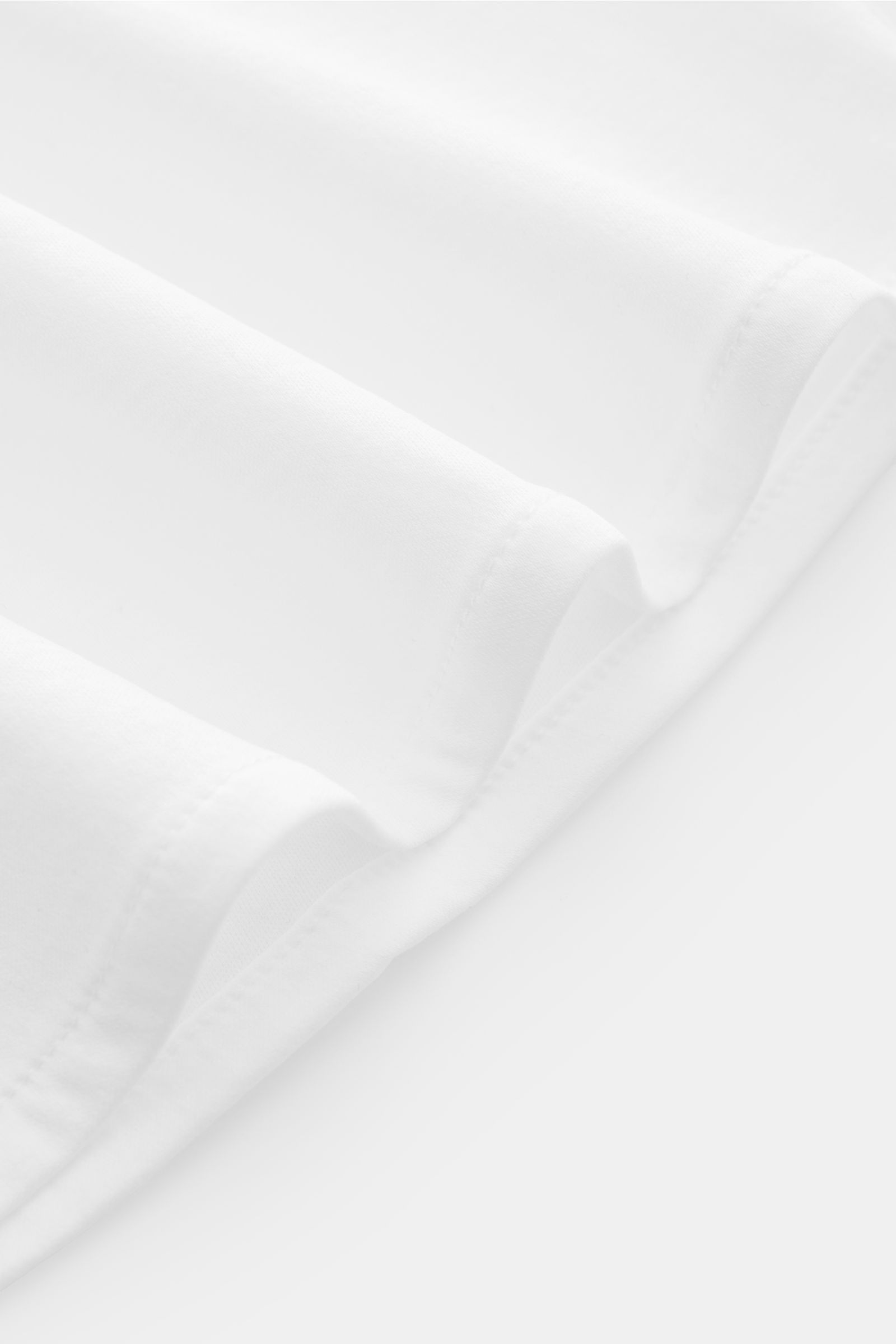 Kiefermann Jersey-Hemd 'Pius' Kent-Kragen weiß, Detailaufnahme von Saum mit gerundetem Verlauf, mercerisierte Baumwolle, glatter Griff, dezenter Glanz.