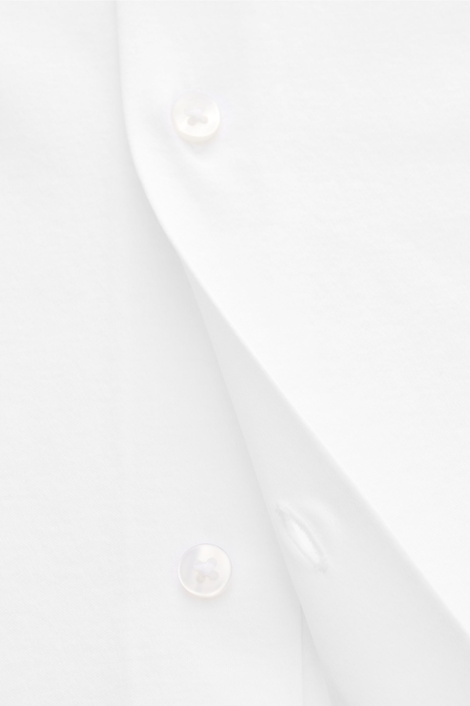Nahaufnahme des Kiefermann Jersey-Hemd 'Pius' Kent-Kragen weiß mit mercerisierter Baumwolle, dezentem Glanz und französischer Knopfleiste.