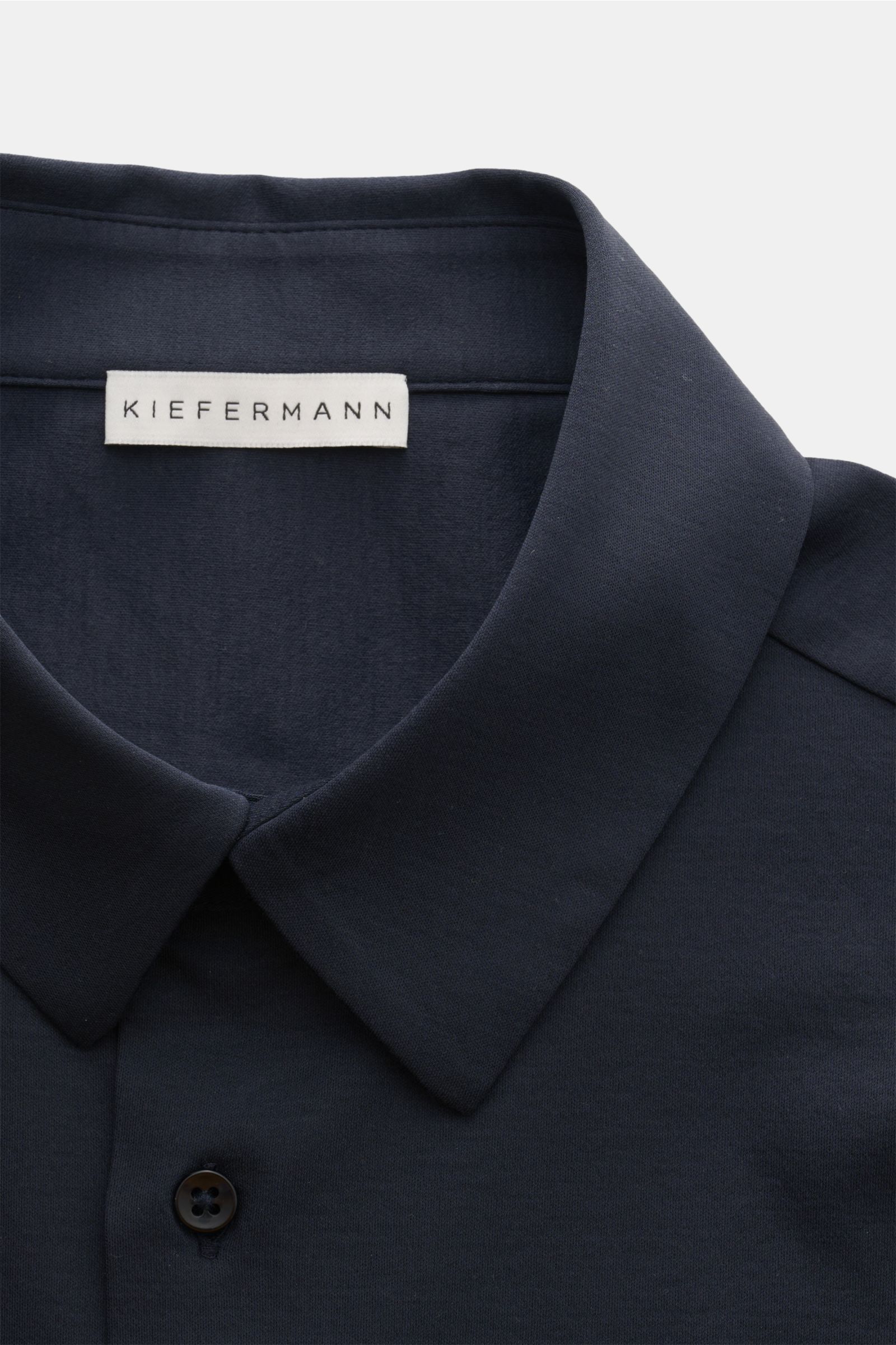 Nahaufnahme des Kiefermann Jersey-Hemd 'Pius' Kent-Kragen navy von oben, aus mercerisierter Baumwolle mit dezentem Glanz.