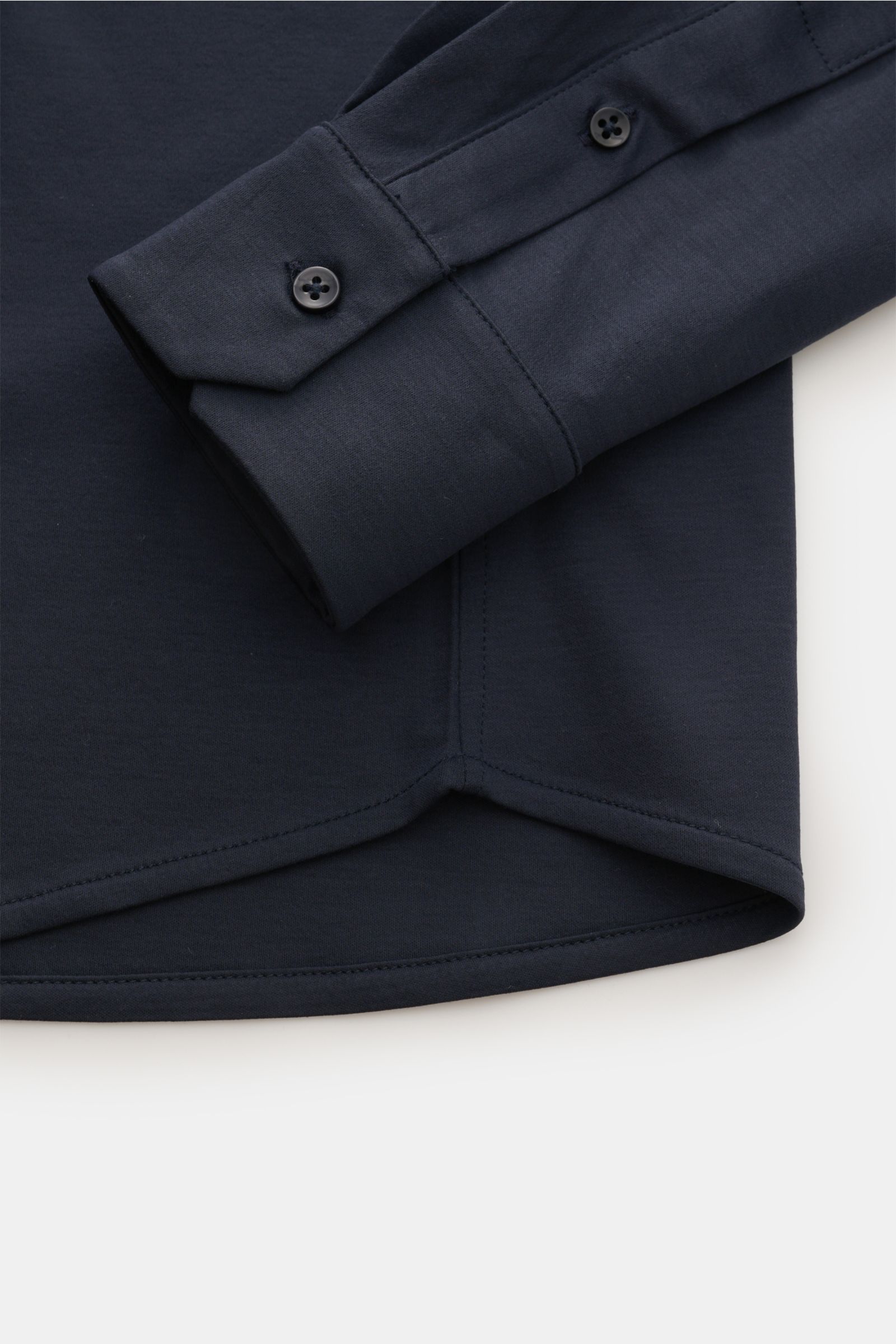 Kiefermann Jersey-Hemd 'Pius' Kent-Kragen navy, Detailaufnahme von Manschette und gerundetem Saum, mercerisierte Baumwolle, Extra Slim Fit.