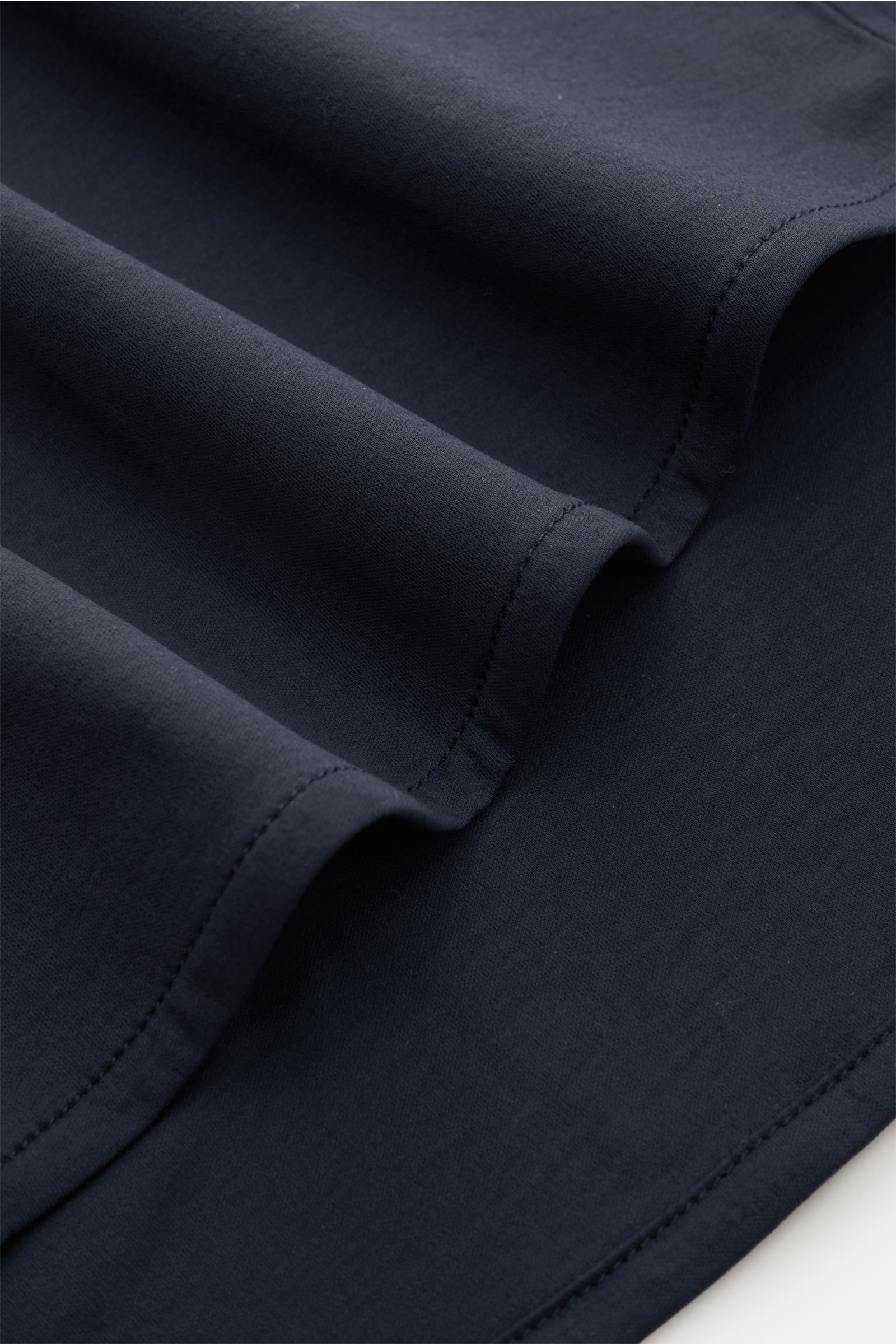 Nahaufnahme des Kiefermann Jersey-Hemd 'Pius' Kent-Kragen navy aus mercerisierter Baumwolle, Detailansicht des weichen, glänzenden Stoffes und der Saumkante.