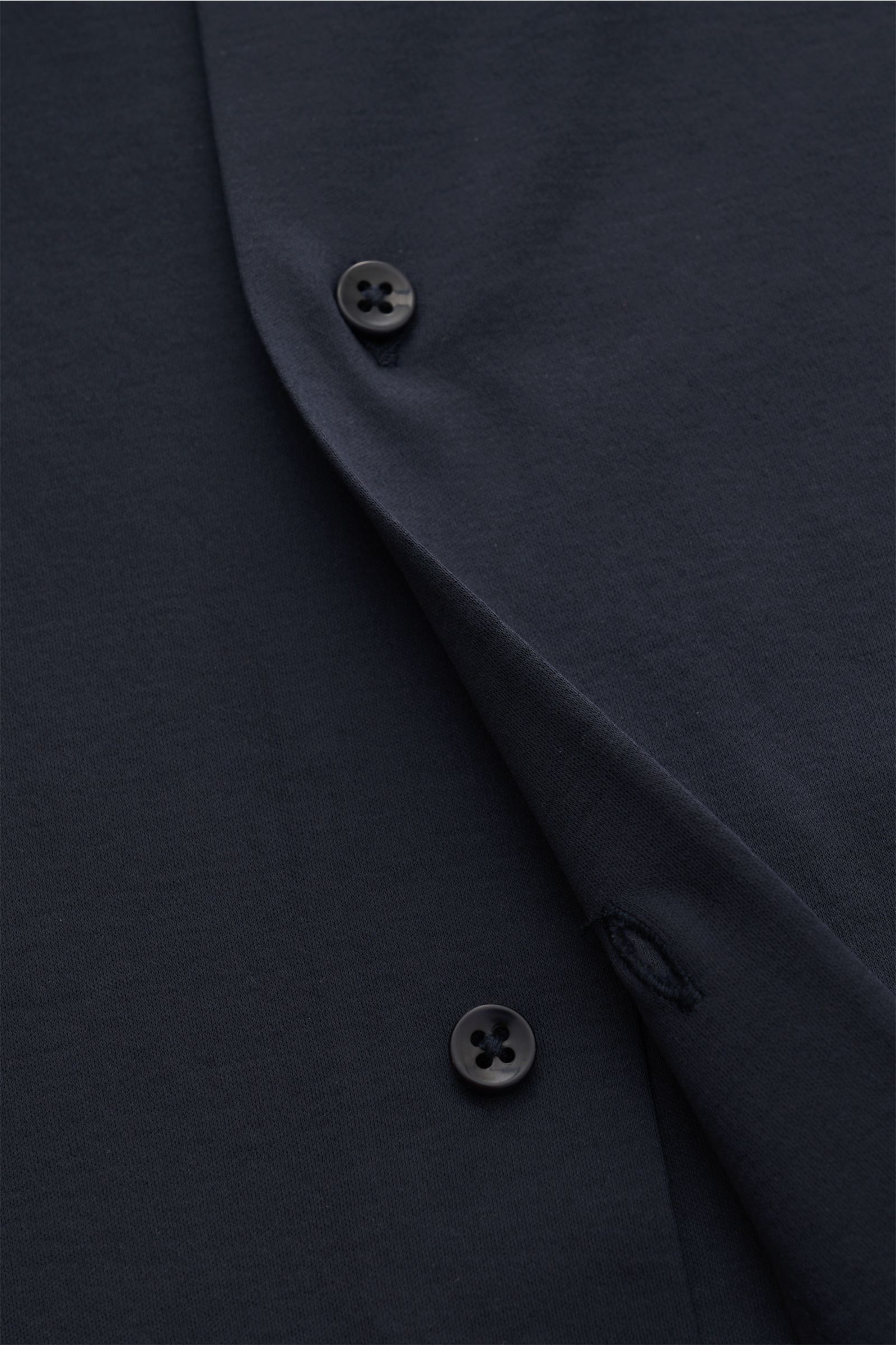 Nahaufnahme des Kiefermann Jersey-Hemd 'Pius' Kent-Kragen navy aus mercerisierter Baumwolle mit dezentem Glanz, französischer Knopfleiste und weichem Griff.