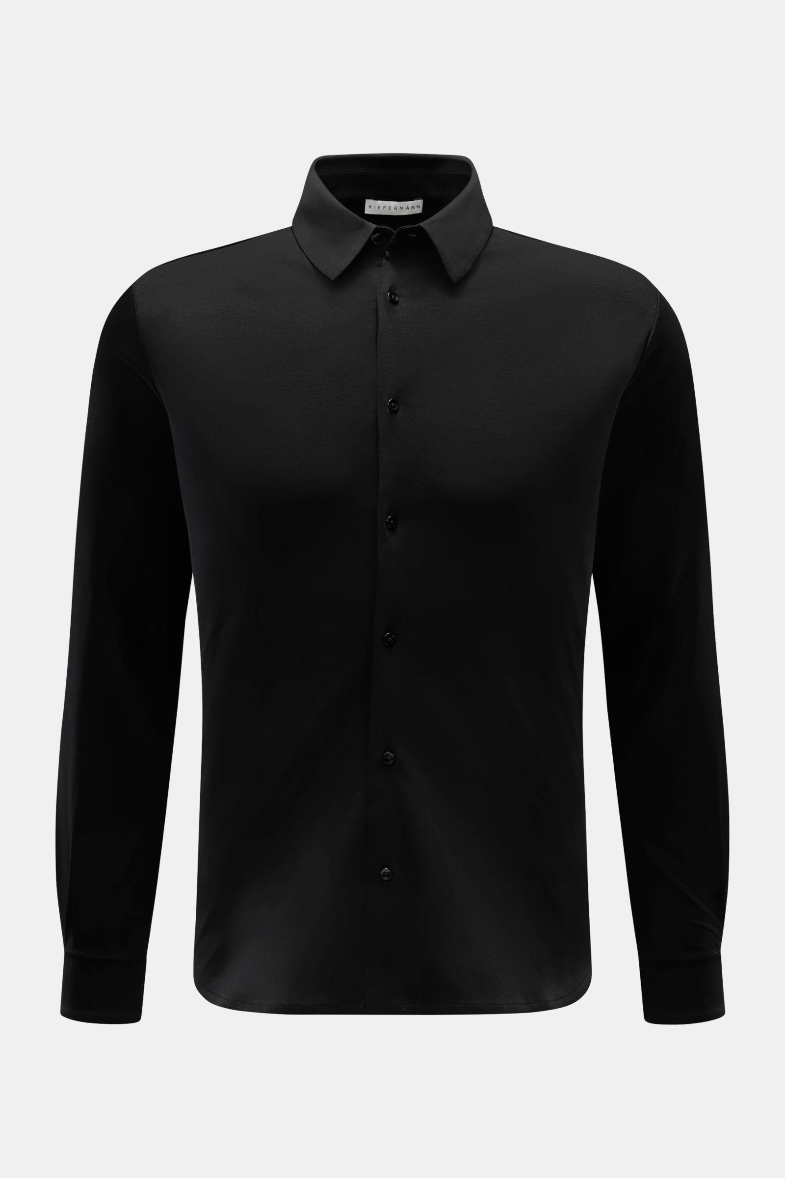 Schwarz frontal fotografiertes Kiefermann Jersey-Hemd 'Pius' Kent-Kragen schwarz aus mercerisierter Baumwolle mit Extra Slim Fit, Glanz, Kent-Kragen.