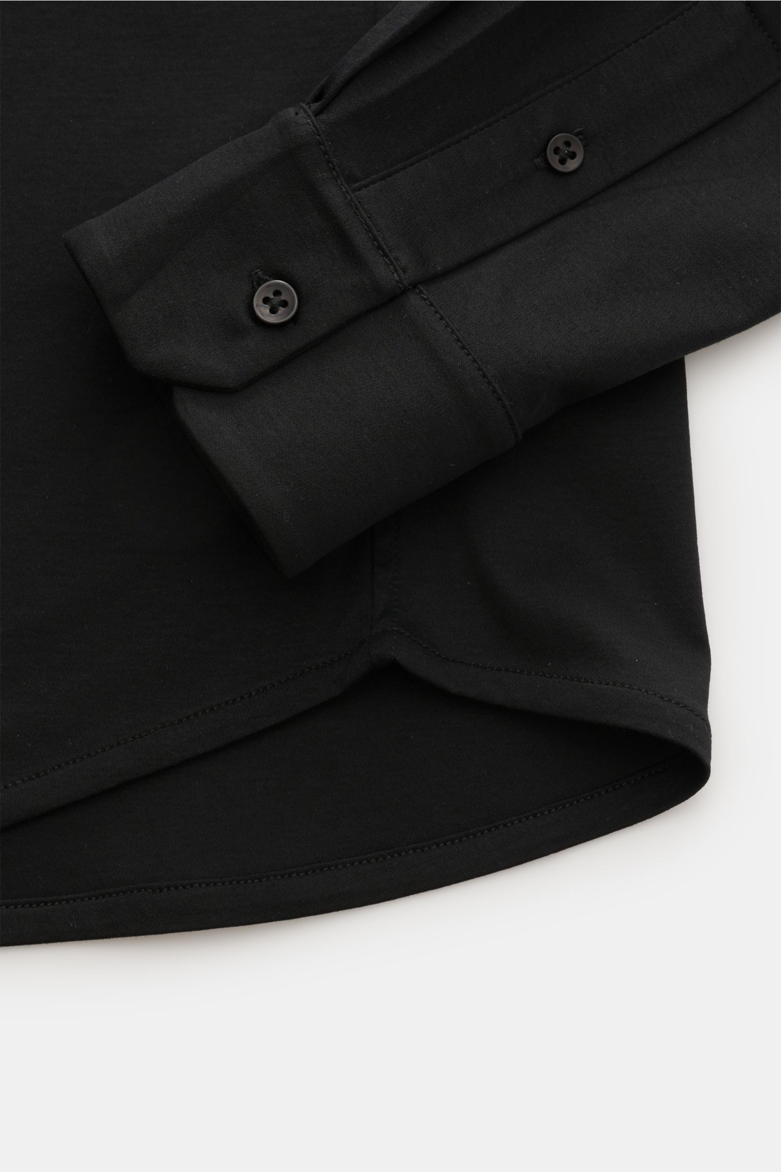Kiefermann Jersey-Hemd 'Pius' Kent-Kragen schwarz, Nahaufnahme von Manschette und Saum, mercerisierte Baumwolle, extra Slim Fit, dezenter Glanz, weicher Griff.
