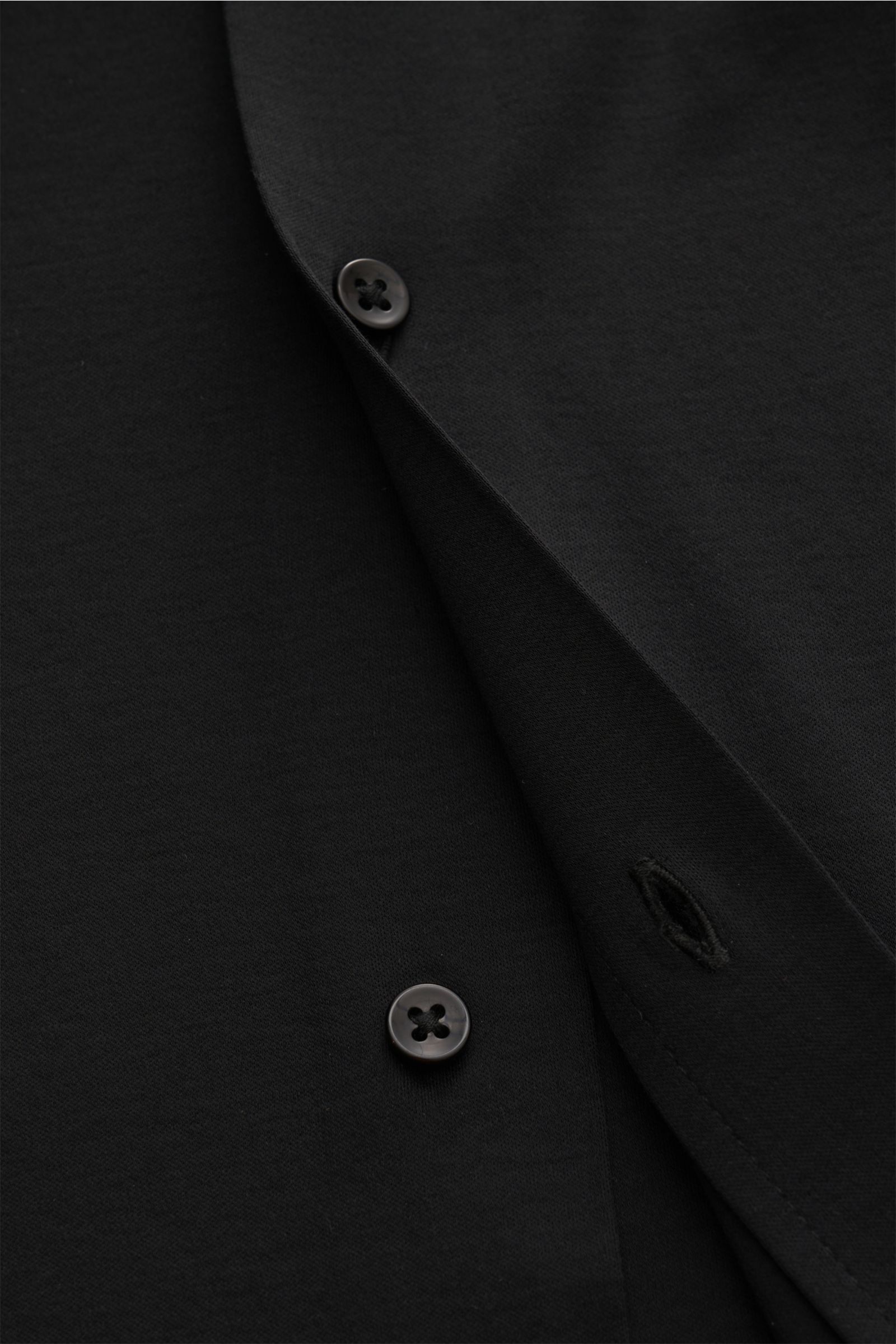 Kiefermann Jersey-Hemd 'Pius' Kent-Kragen schwarz, Nahaufnahme der Knopfleiste aus mercerisierter Baumwolle mit dezentem Glanz.