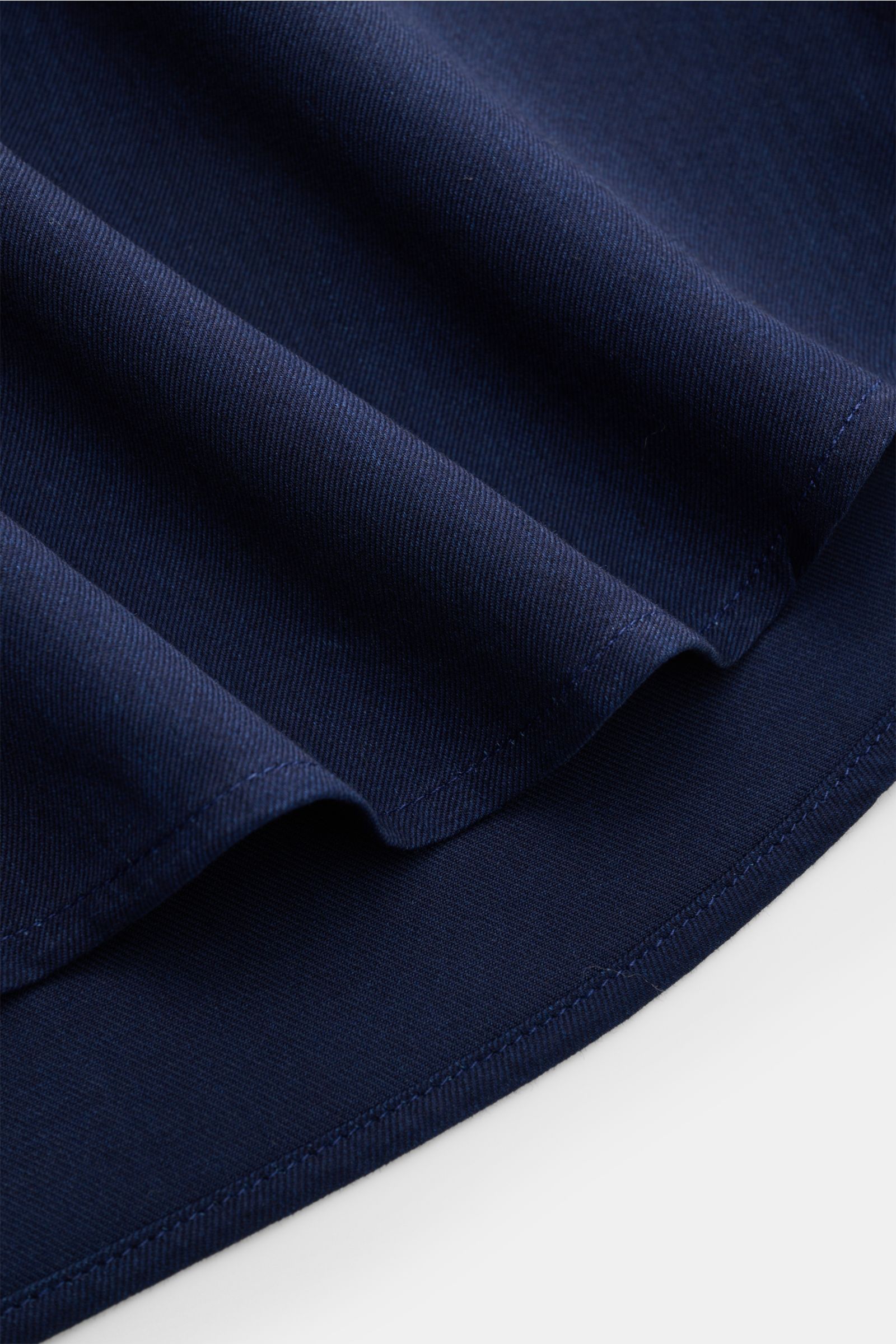 Nahaufnahme des navyfarbenen Aurélien Casual Hemd Haifisch-Kragen zeigt reinen Baumwoll-Twill mit leicht gerundetem Saum und Slim Fit.