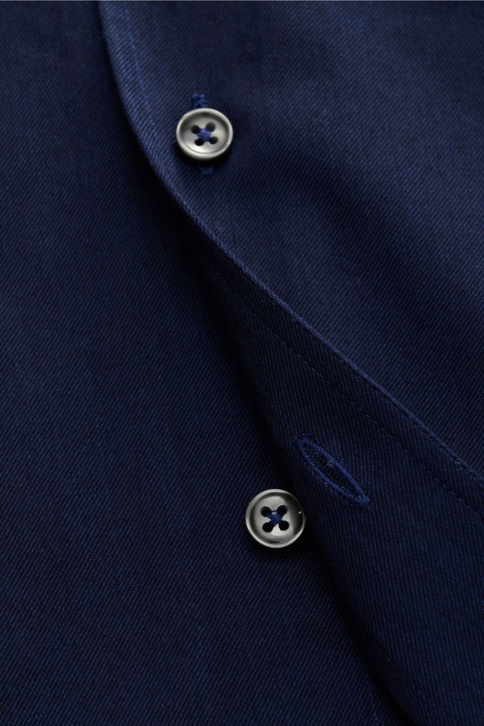 Nahaufnahme des Aurélien Casual Hemd Haifisch-Kragen navy aus robustem Baumwoll-Twill mit Knöpfen und französischer Knopfleiste.