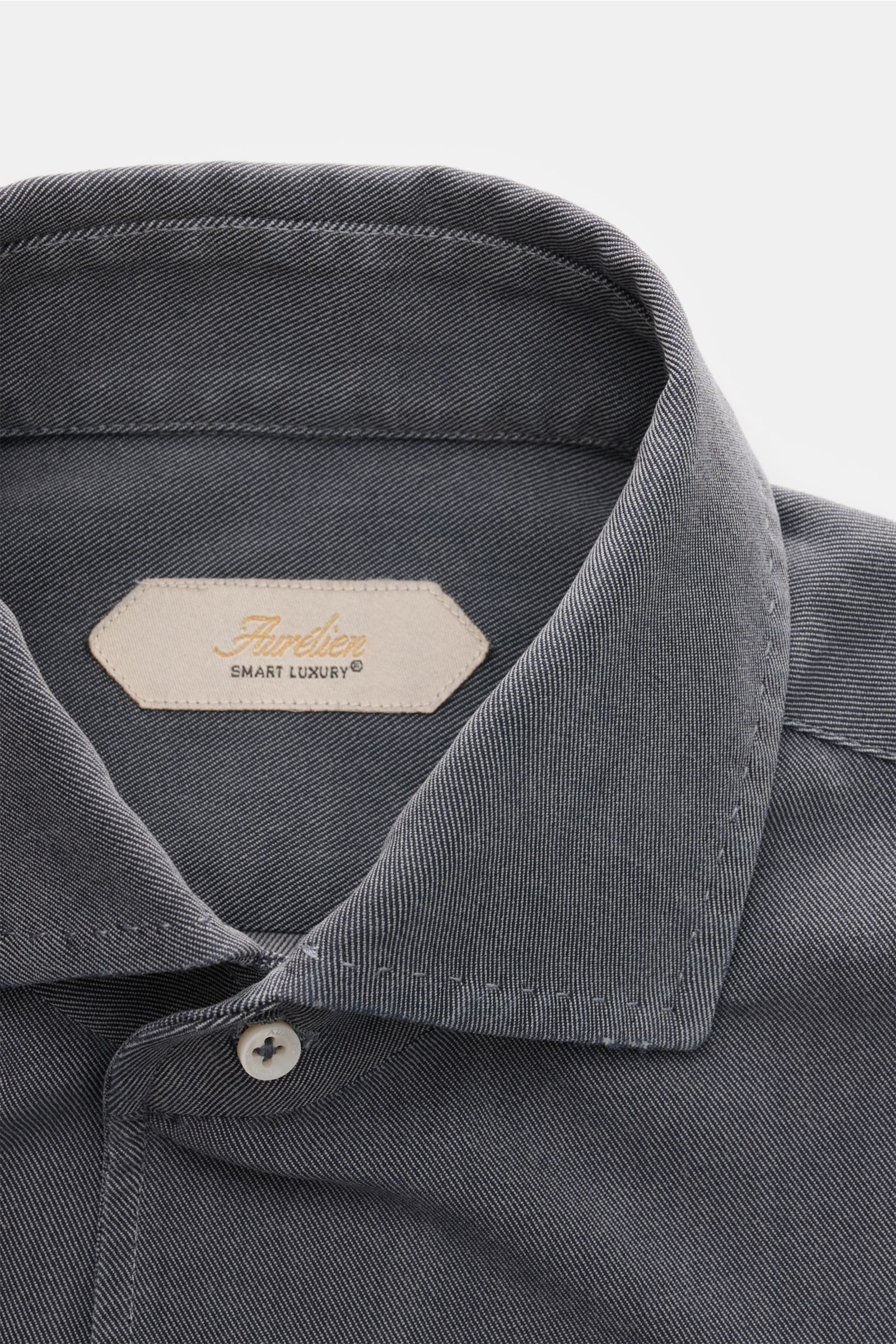 Nahaufnahme des Aurélien Casual Hemd Haifisch-Kragen dunkelgrau aus robustem Baumwoll-Twill mit französischer Knopfleiste, Slim Fit.