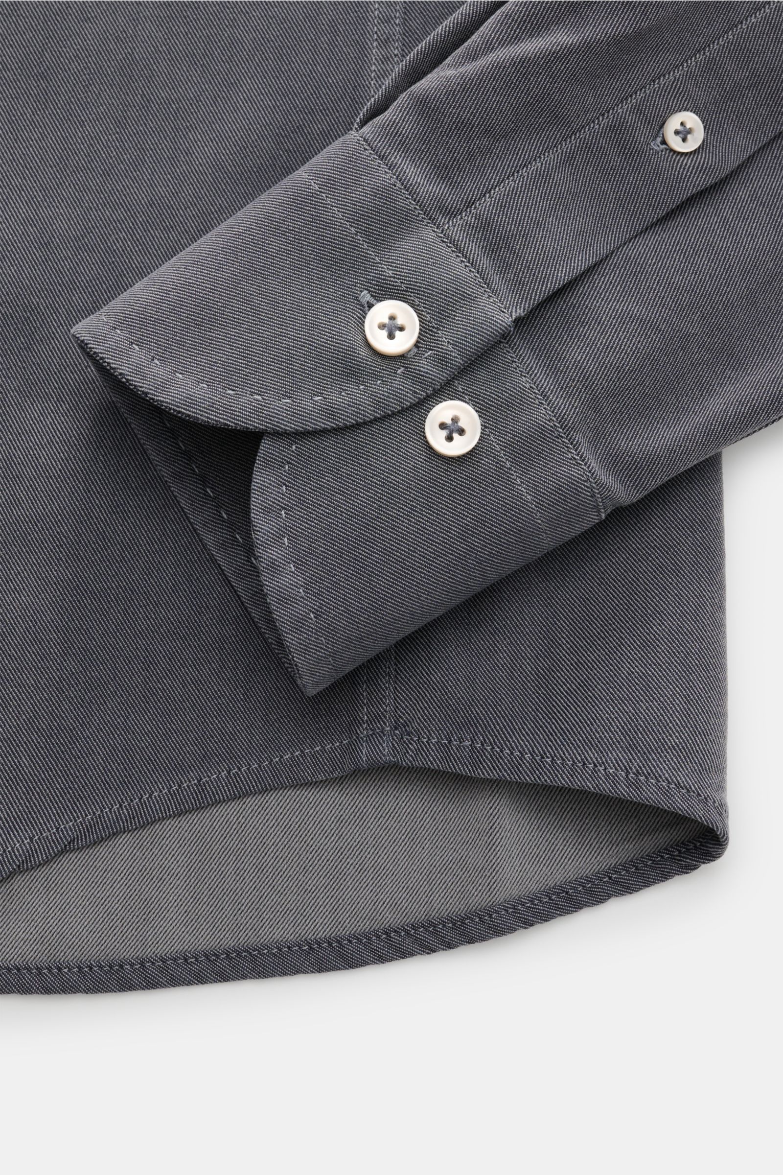 Aurélien Casual Hemd Haifisch-Kragen dunkelgrau, Slim Fit, Baumwoll-Twill, Haifisch-Kragen, französische Knopfleiste, Sportmanschette, Saum von oben fotografiert.