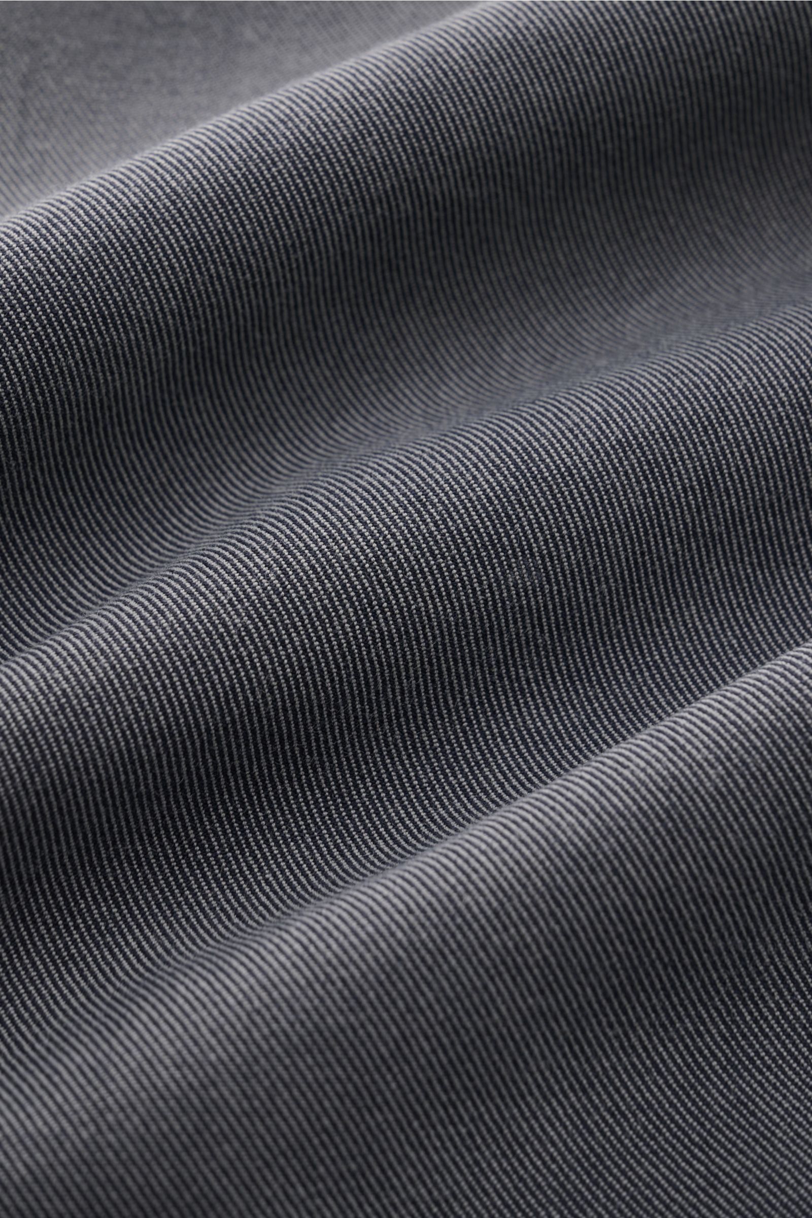 Aurélien Casual Hemd Haifisch-Kragen dunkelgrau in Detailansicht, reiner Baumwoll-Twill mit leicht griffiger Haptik, Slim Fit, Saumverlauf sichtbar.