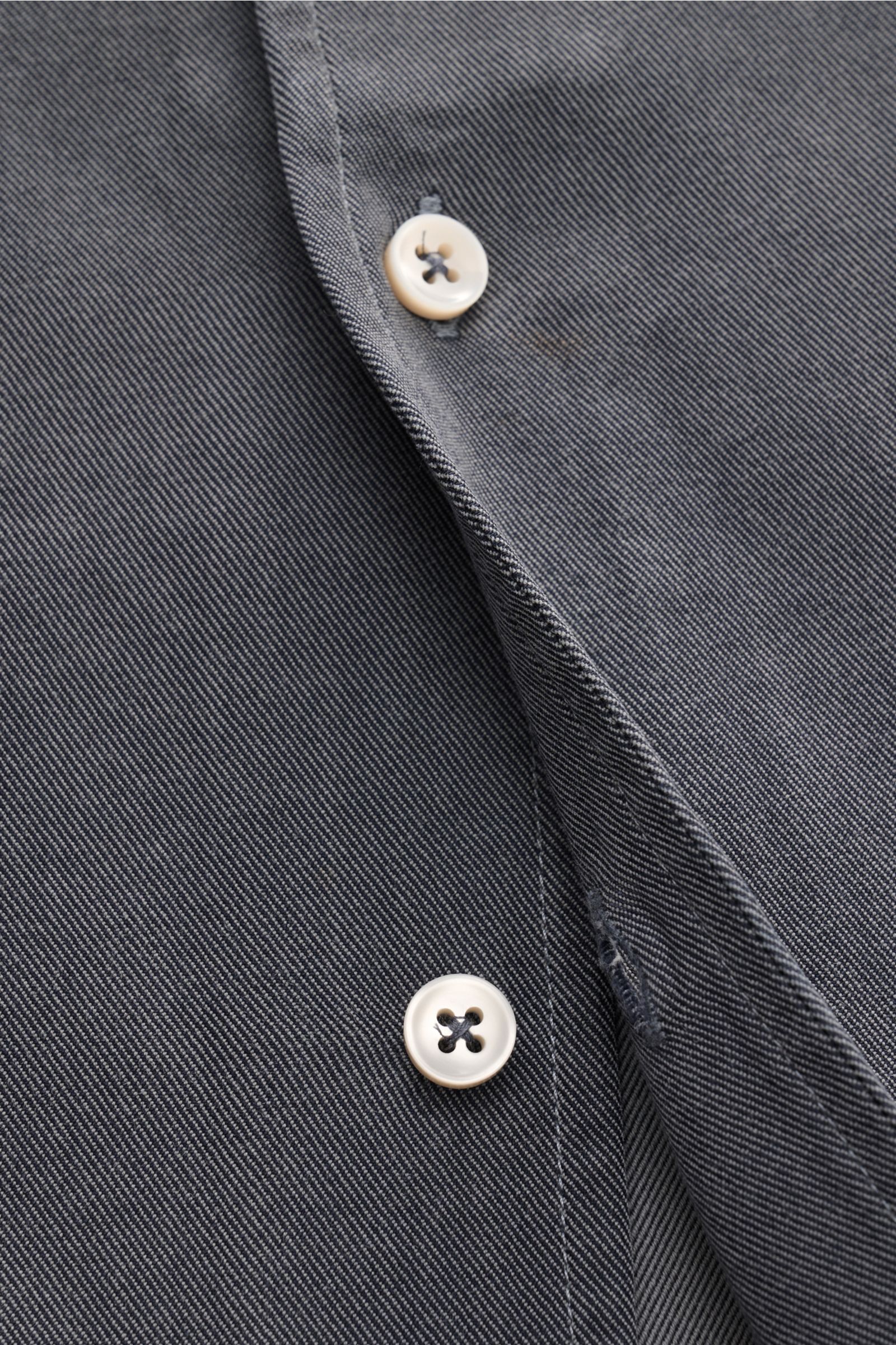 Nahaufnahme des Aurélien Casual Hemd Haifisch-Kragen dunkelgrau aus robustem Baumwoll-Twill mit französischer Knopfleiste, Slim Fit und leicht gerundetem Saum.