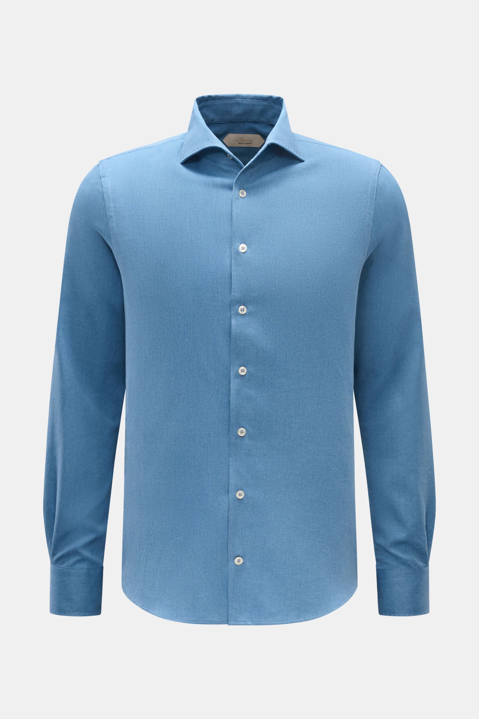Frontale Nahaufnahme des rauchblauen Aurélien Casual Hemd Haifisch-Kragen aus robustem Baumwoll-Twill, Slim Fit, mit französischer Knopfleiste.