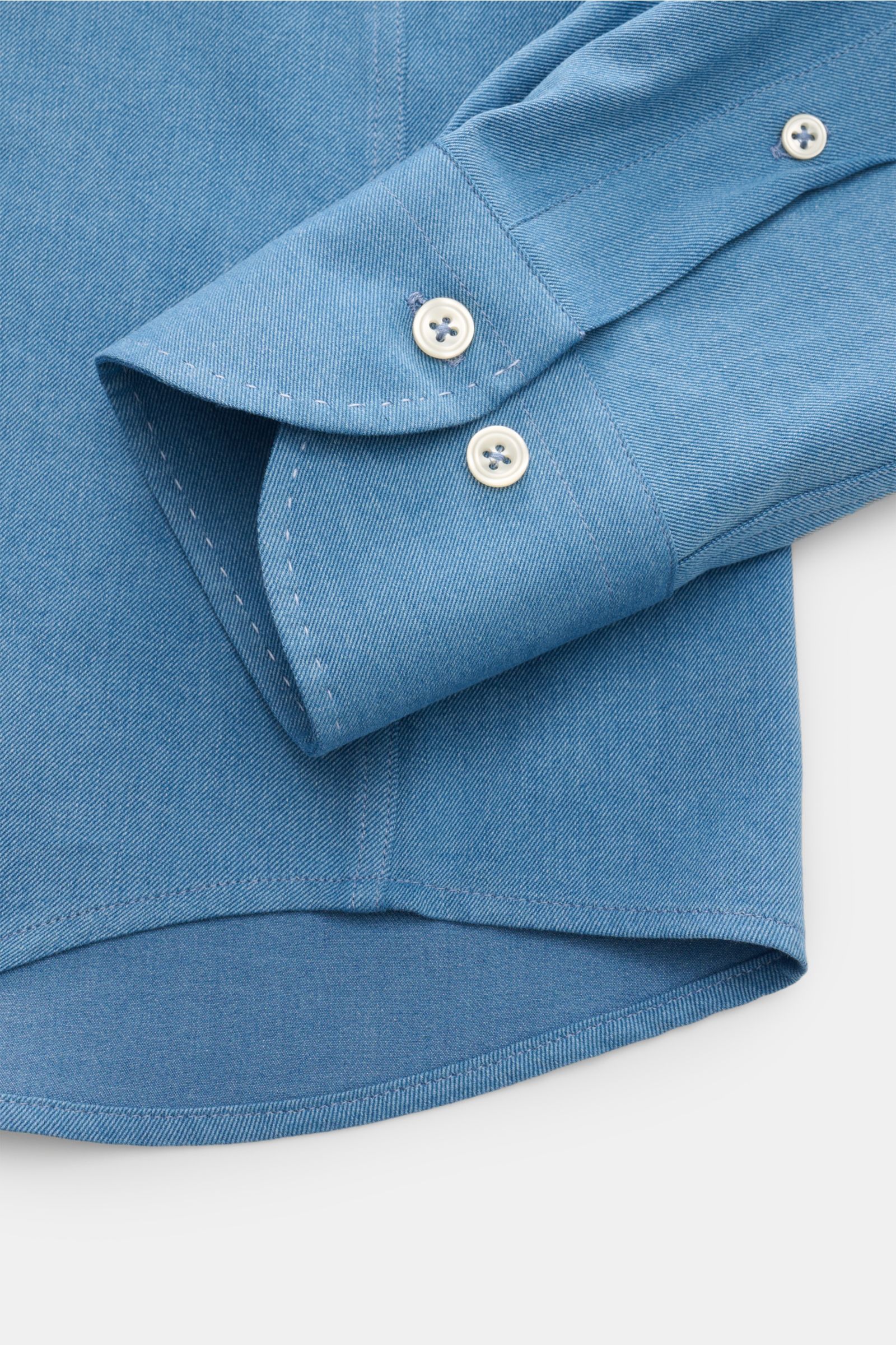 Nahaufnahme des Aurélien Casual Hemd Haifisch-Kragen rauchblau von unten mit sichtbarem Saum und klassischer Sportmanschette aus robustem Baumwoll-Twill.