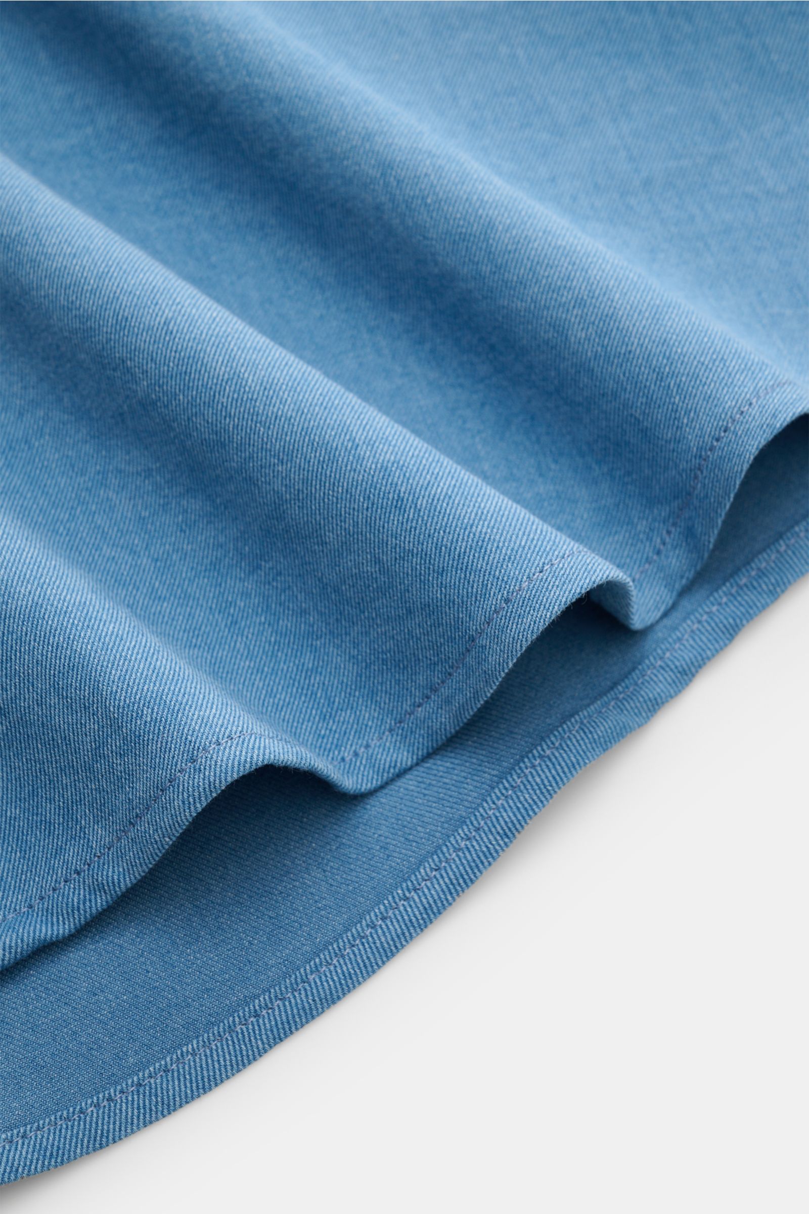 Nahaufnahme des Saumverlaufs vom Aurélien Casual Hemd Haifisch-Kragen rauchblau aus robustem Baumwoll-Twill, Slim Fit, mit leichter Struktur.