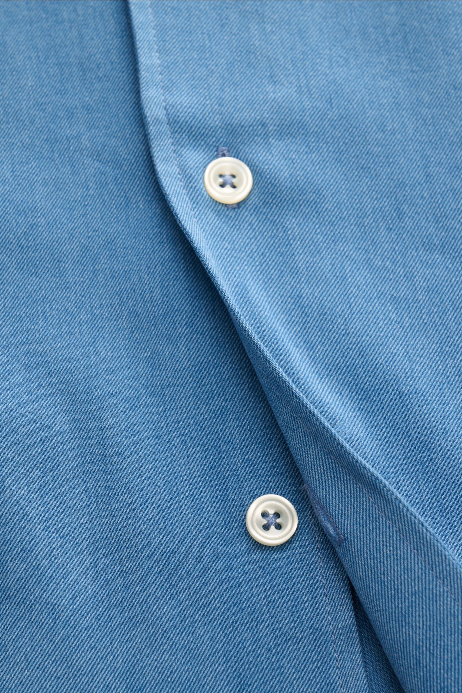 Nahaufnahme des Aurélien Casual Hemd Haifisch-Kragen rauchblau aus Baumwoll-Twill, Slim Fit mit französischer Knopfleiste.