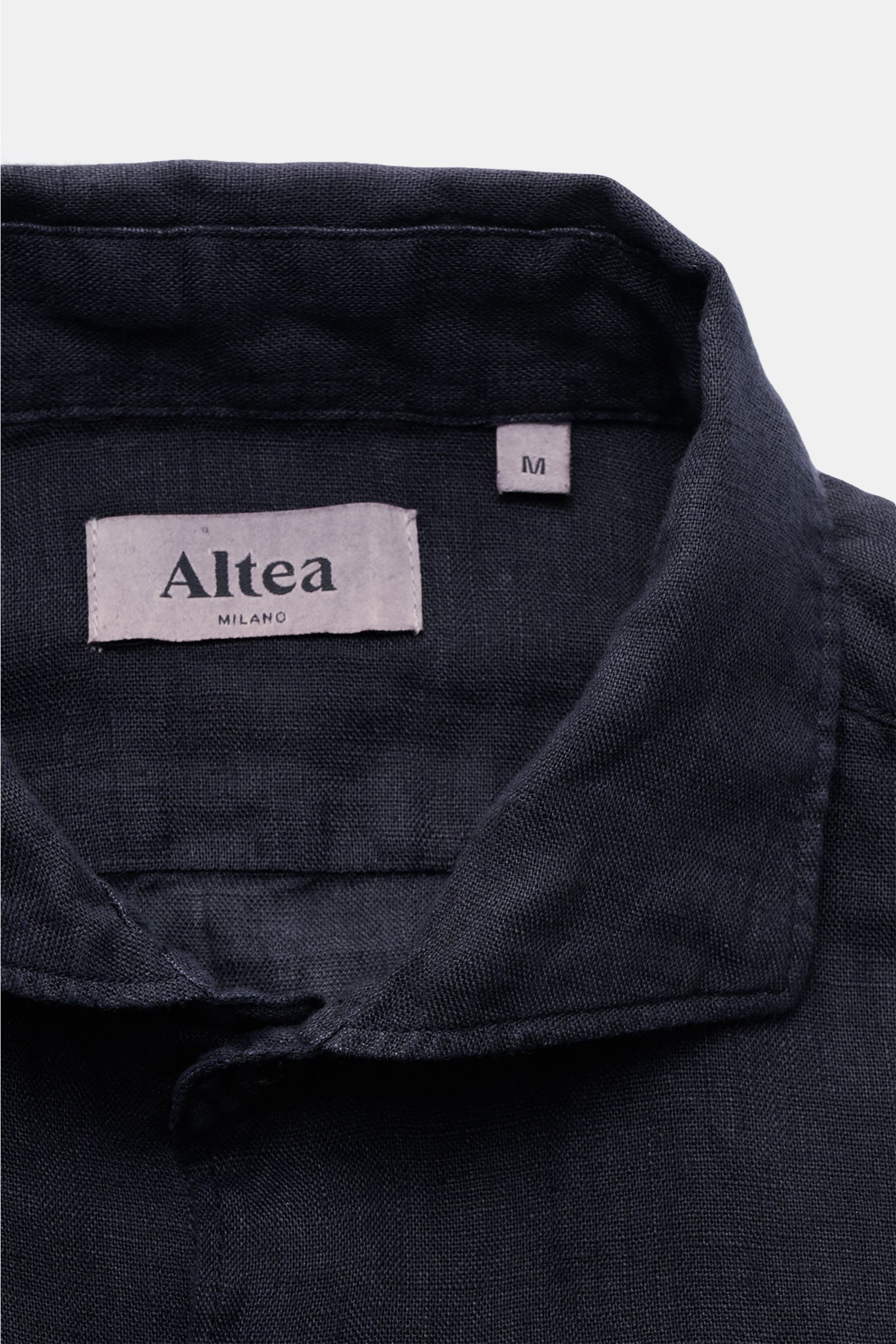 Altea Leinenhemd 'Mercer' Haifisch-Kragen navy, Detailaufnahme des Kragens mit Etikett, reines Leinen, Slim Fit, weicher Griff, leichte Gazebindung.