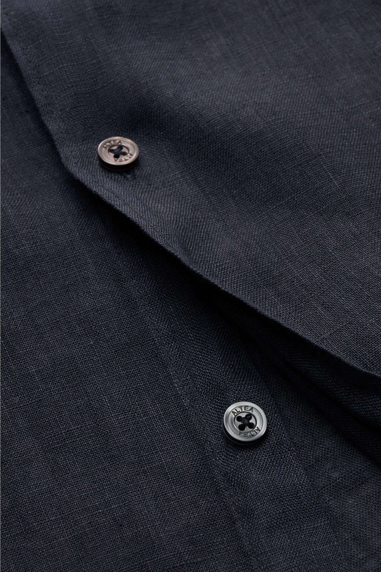 Nahaufnahme des Altea Leinenhemd 'Mercer' Haifisch-Kragen navy mit französischer Knopfleiste, weicher Leinen-Gaze und Slim Fit.