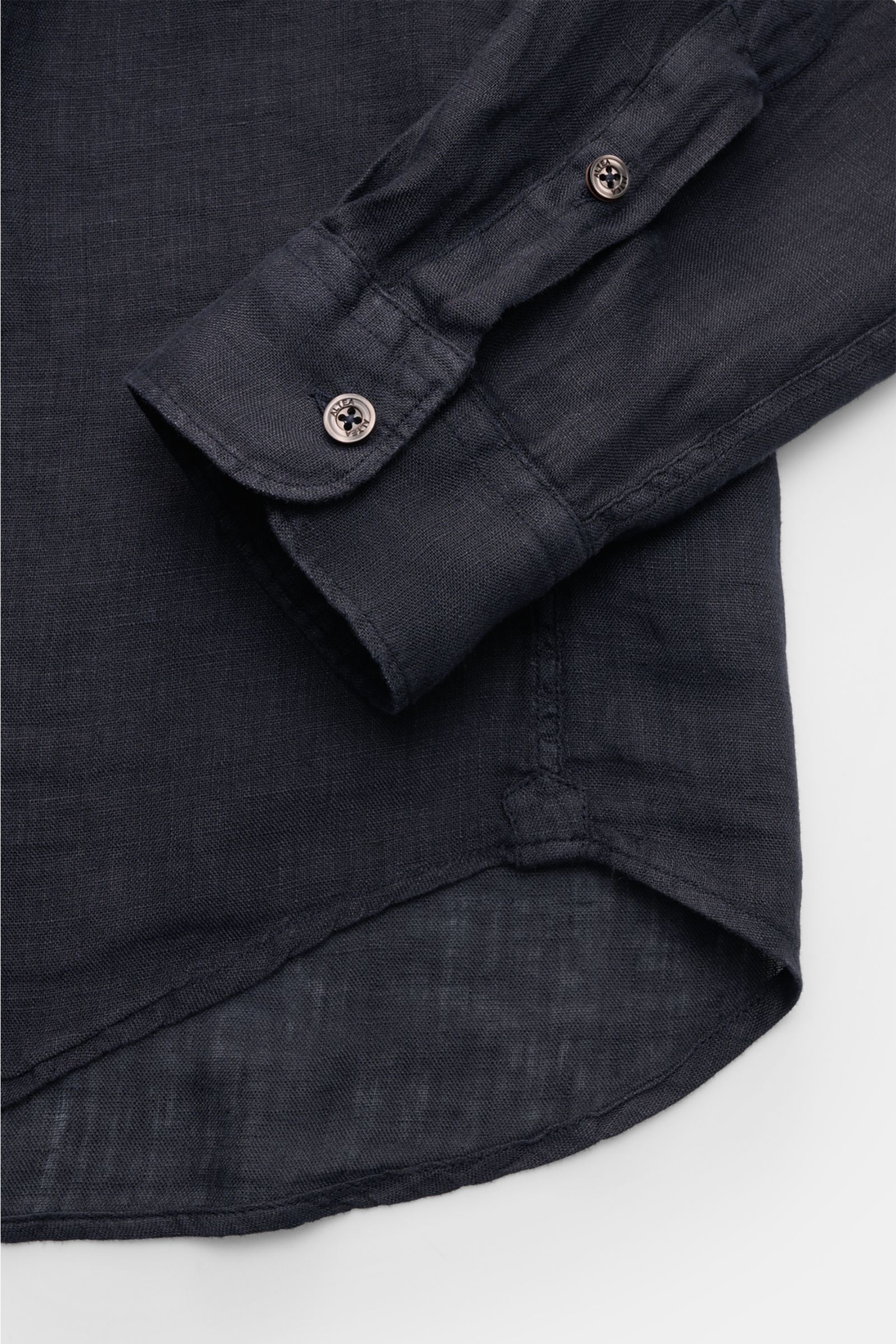 Altea Leinenhemd 'Mercer' Haifisch-Kragen navy, Detailaufnahme von Ärmel und gerundetem Saum, reine Leinen-Gaze, Slim Fit, weicher Griff.