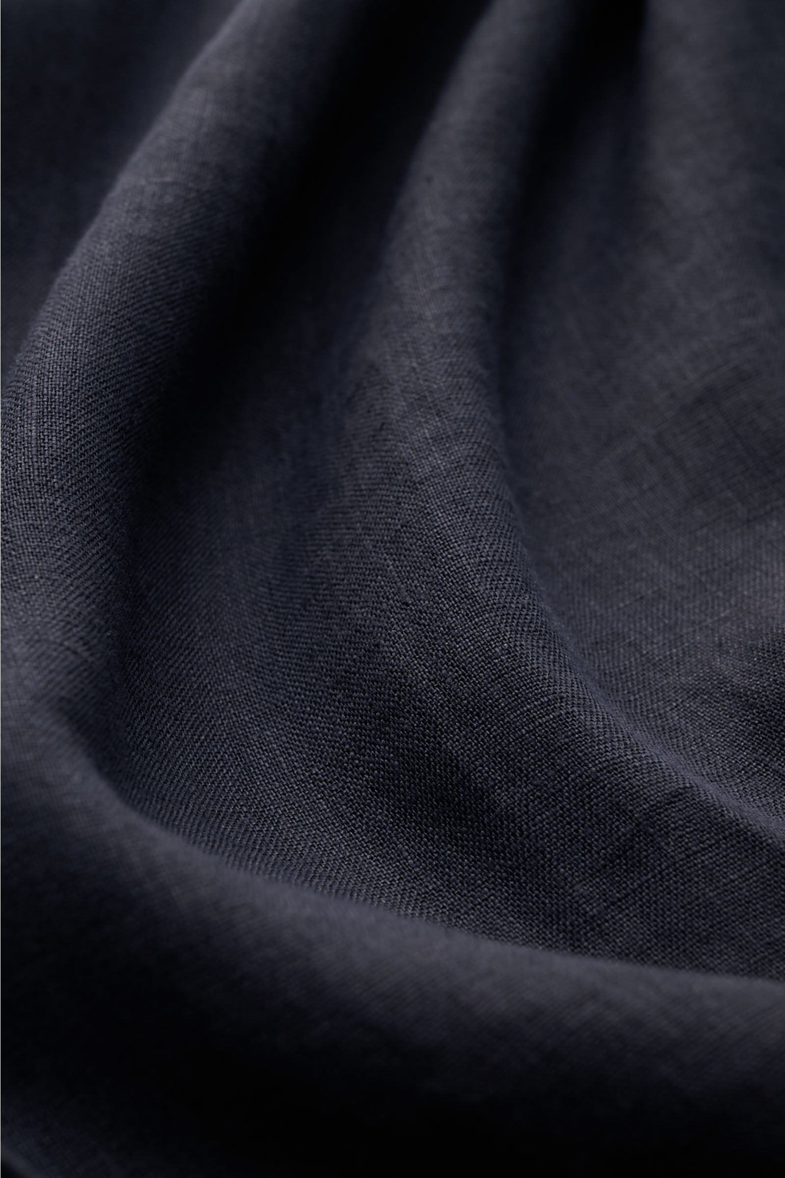 Altea Leinenhemd 'Mercer' Haifisch-Kragen navy in Nahaufnahme, leichte Leinen-Gaze mit weichem Griff und feiner Textur sichtbar.