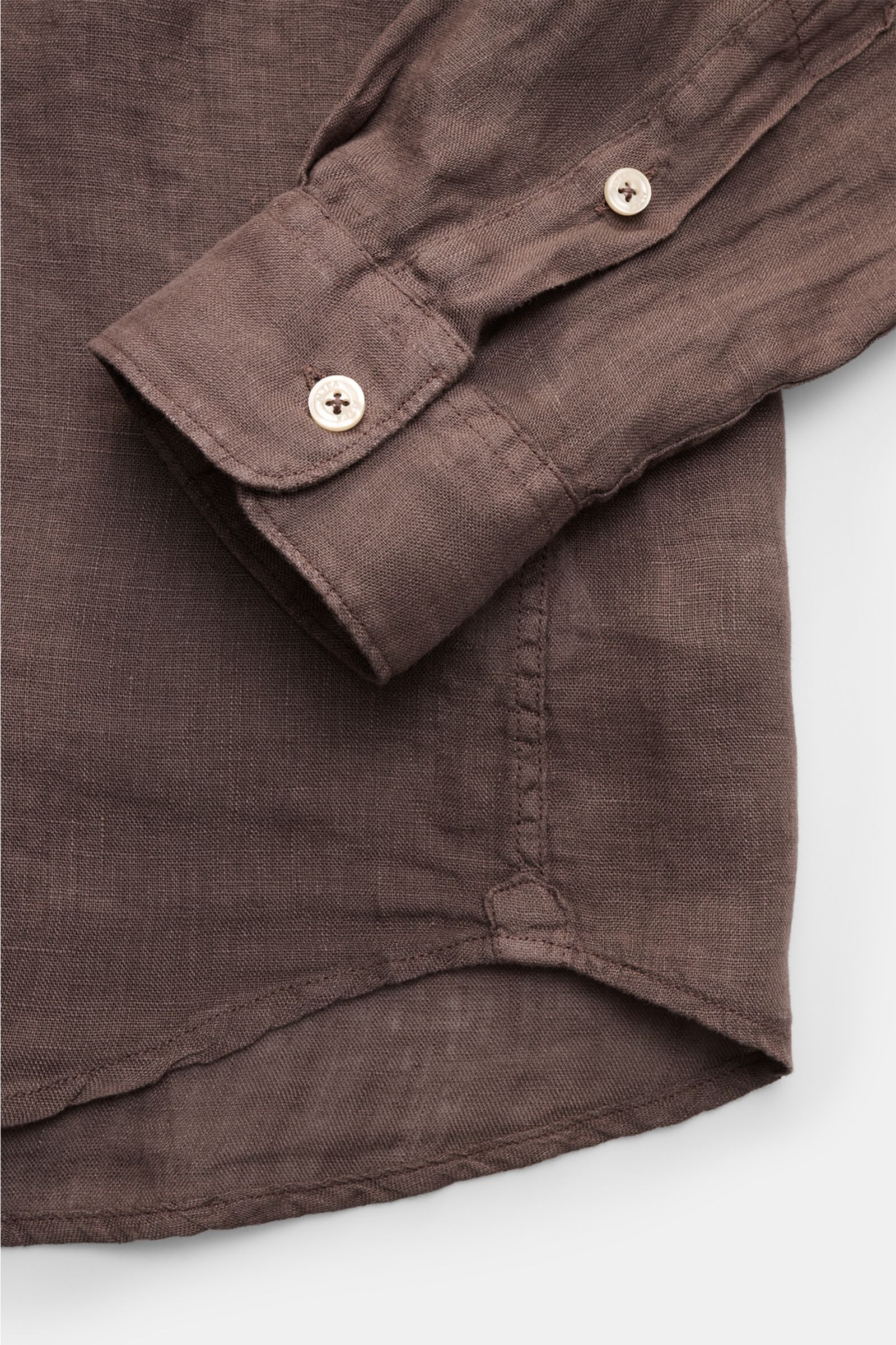 Nahaufnahme des Ärmelabschlusses und Saumverlaufs des graubraunen Altea Leinenhemds 'Mercer' Haifisch-Kragen aus leichter, weicher Gaze.