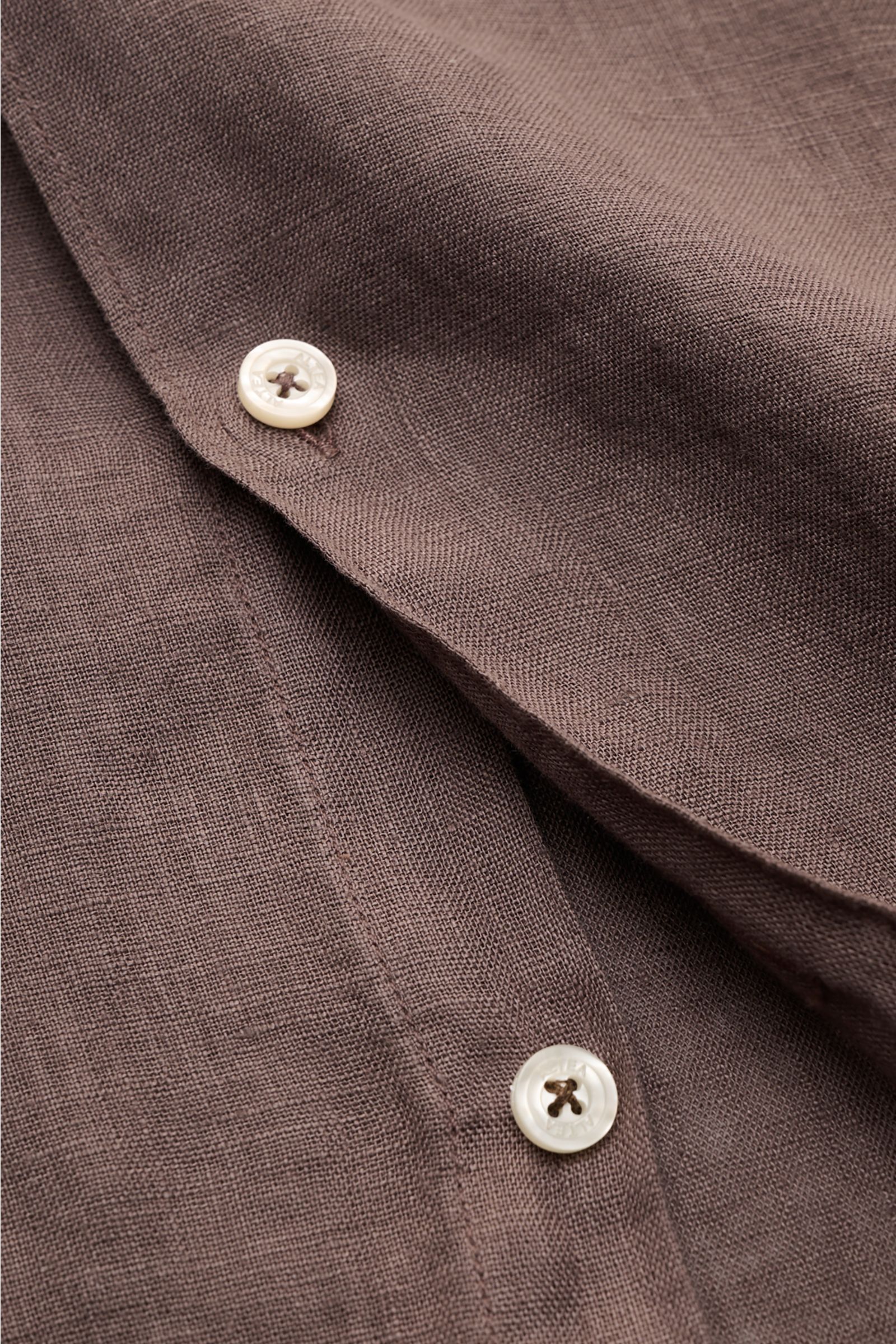 Nahaufnahme des graubraunen Altea Leinenhemds 'Mercer' Haifisch-Kragen aus reiner, leichter Leinen-Gaze mit französischer Knopfleiste.
