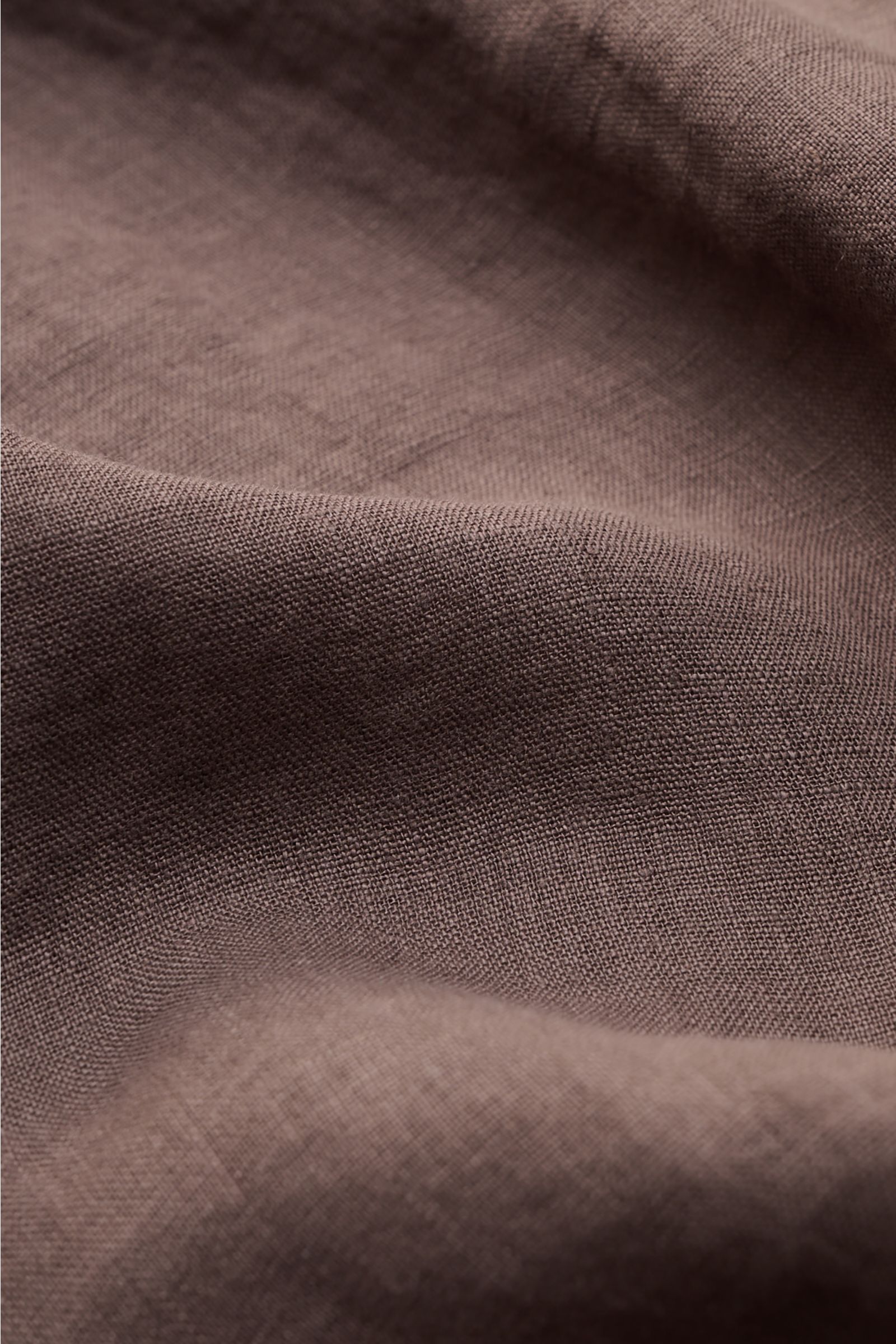 Nahaufnahme des graubraunen Altea Leinenhemds 'Mercer' mit Haifisch-Kragen, reiner Leinen-Gazebindung, weichem Griff und Slim Fit.