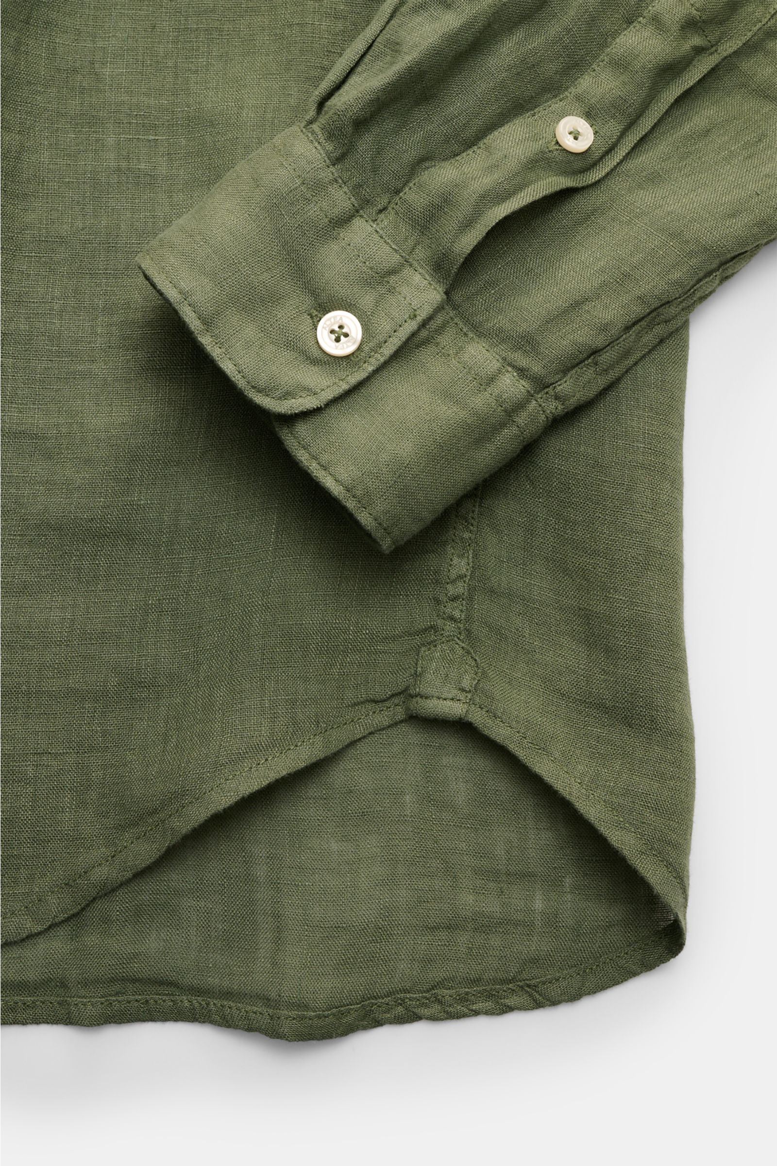 Altea Leinenhemd 'Mercer' Haifisch-Kragen grün, Nahaufnahme von Manschette und gerundetem Saum aus leichter, weicher Leinen-Gaze, Slim Fit.