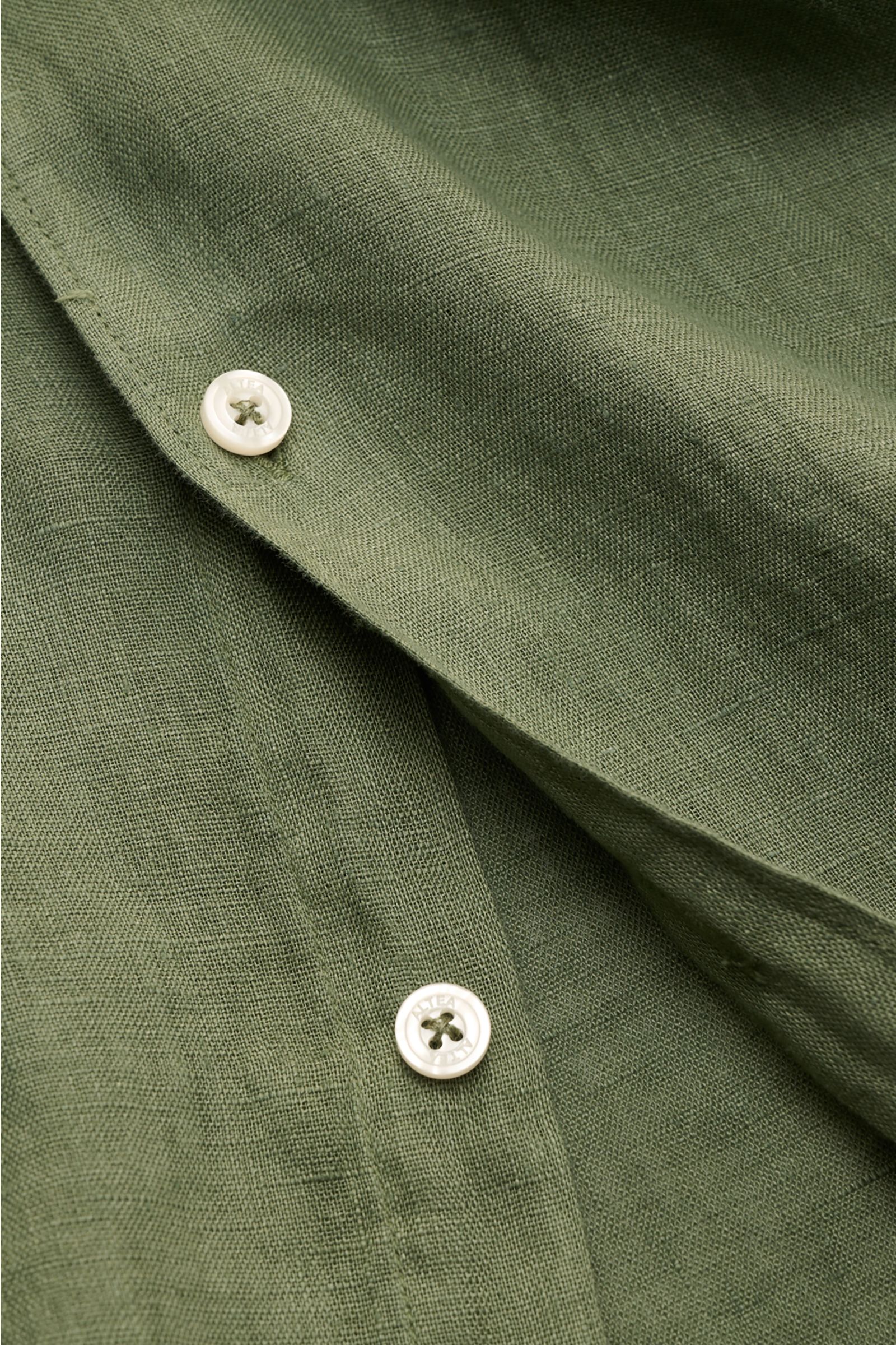 Altea Leinenhemd 'Mercer' Haifisch-Kragen grün, Nahaufnahme der französischen Knopfleiste aus reiner, leichter Leinen-Gaze mit weichem Griff.