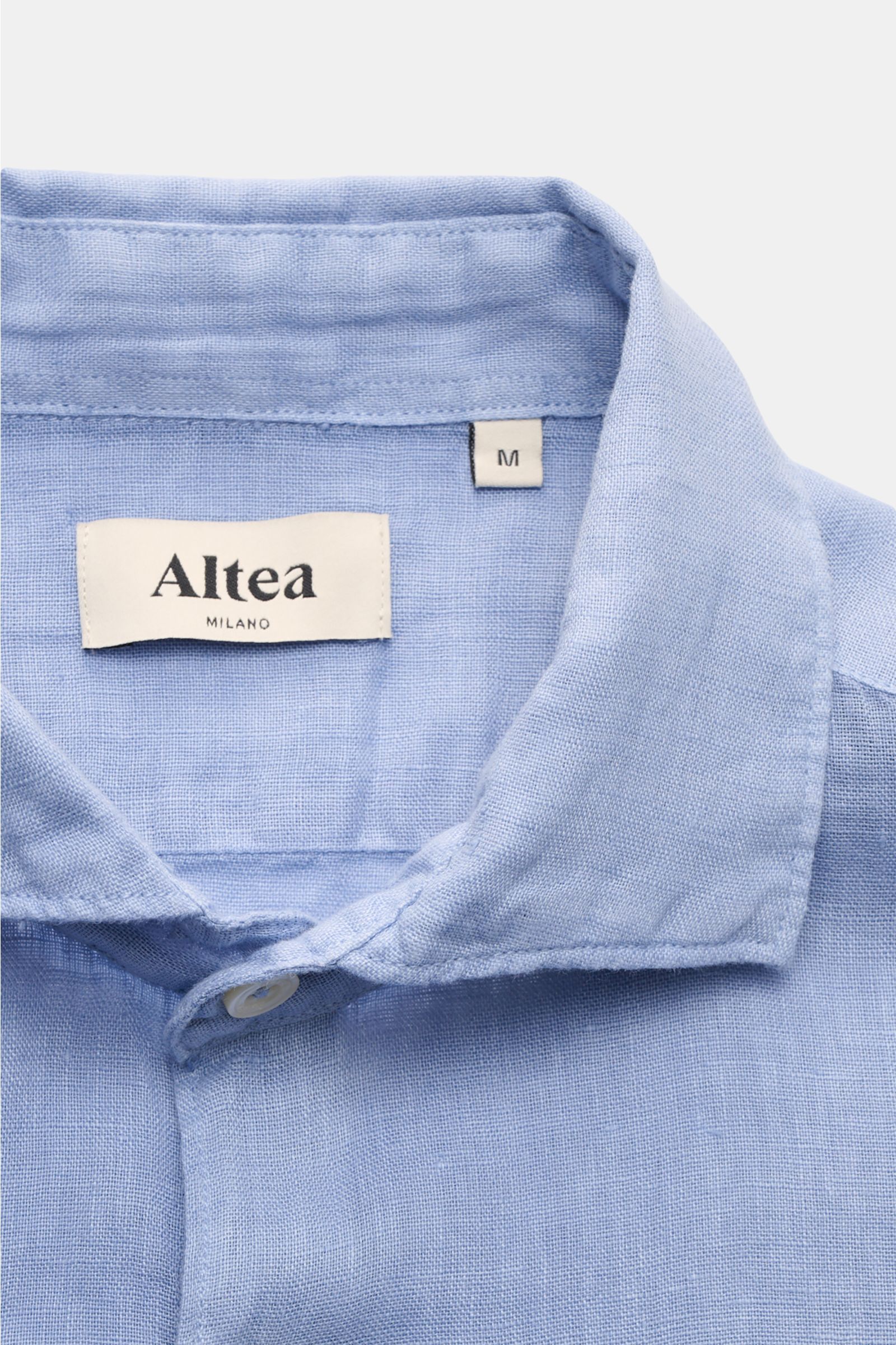 Nahaufnahme des rauchblauen Altea Leinenhemds 'Mercer' mit Haifisch-Kragen, französischer Knopfleiste und leichter Gaze aus reinem Leinen.