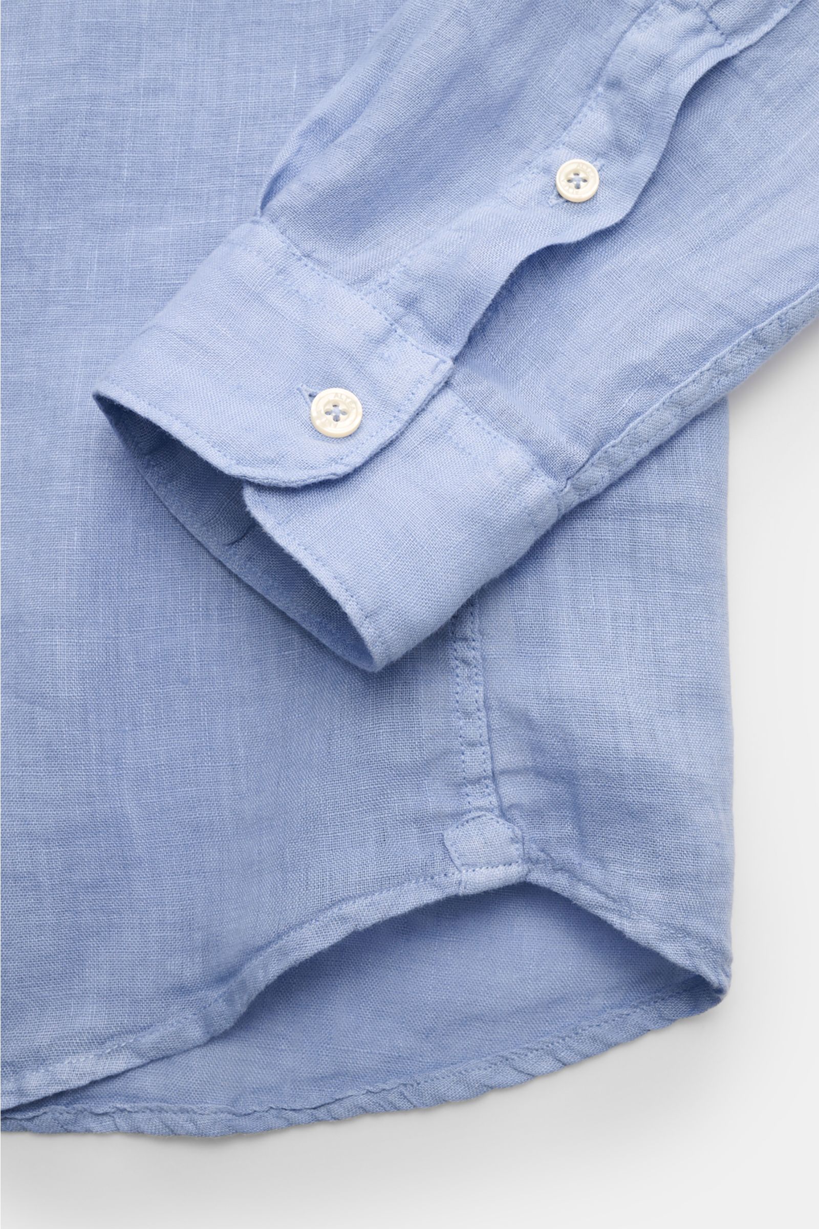 Altea Leinenhemd 'Mercer' Haifisch-Kragen rauchblau, Nahaufnahme von Manschette und gerundetem Saum, aus reiner Leinen-Gaze, Slim Fit.