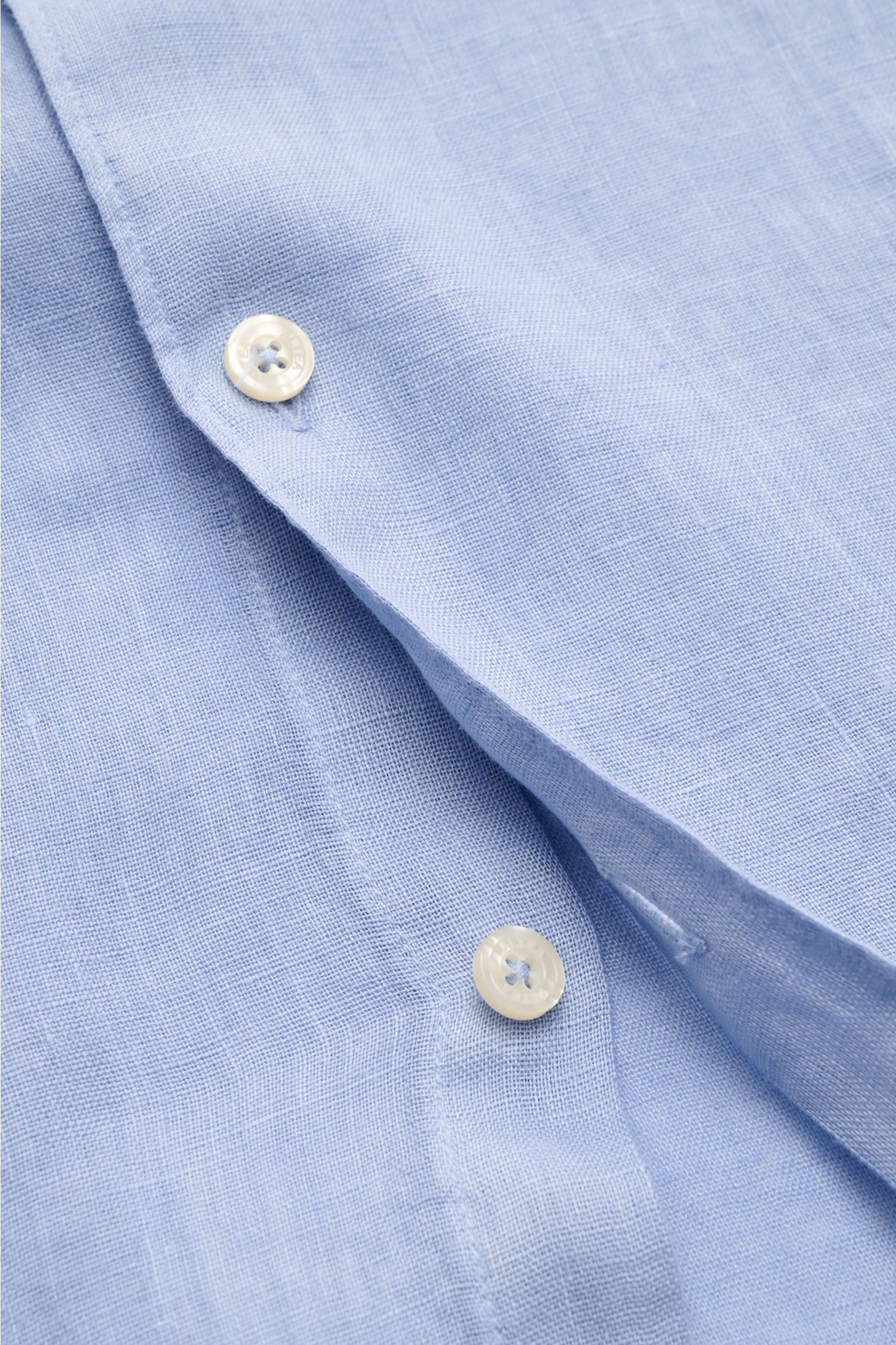 Altea Leinenhemd 'Mercer' Haifisch-Kragen rauchblau, Nahaufnahme der Knopfleiste, leichte Leinen-Gaze, weicher Griff, Slim Fit, gerundeter Saum.