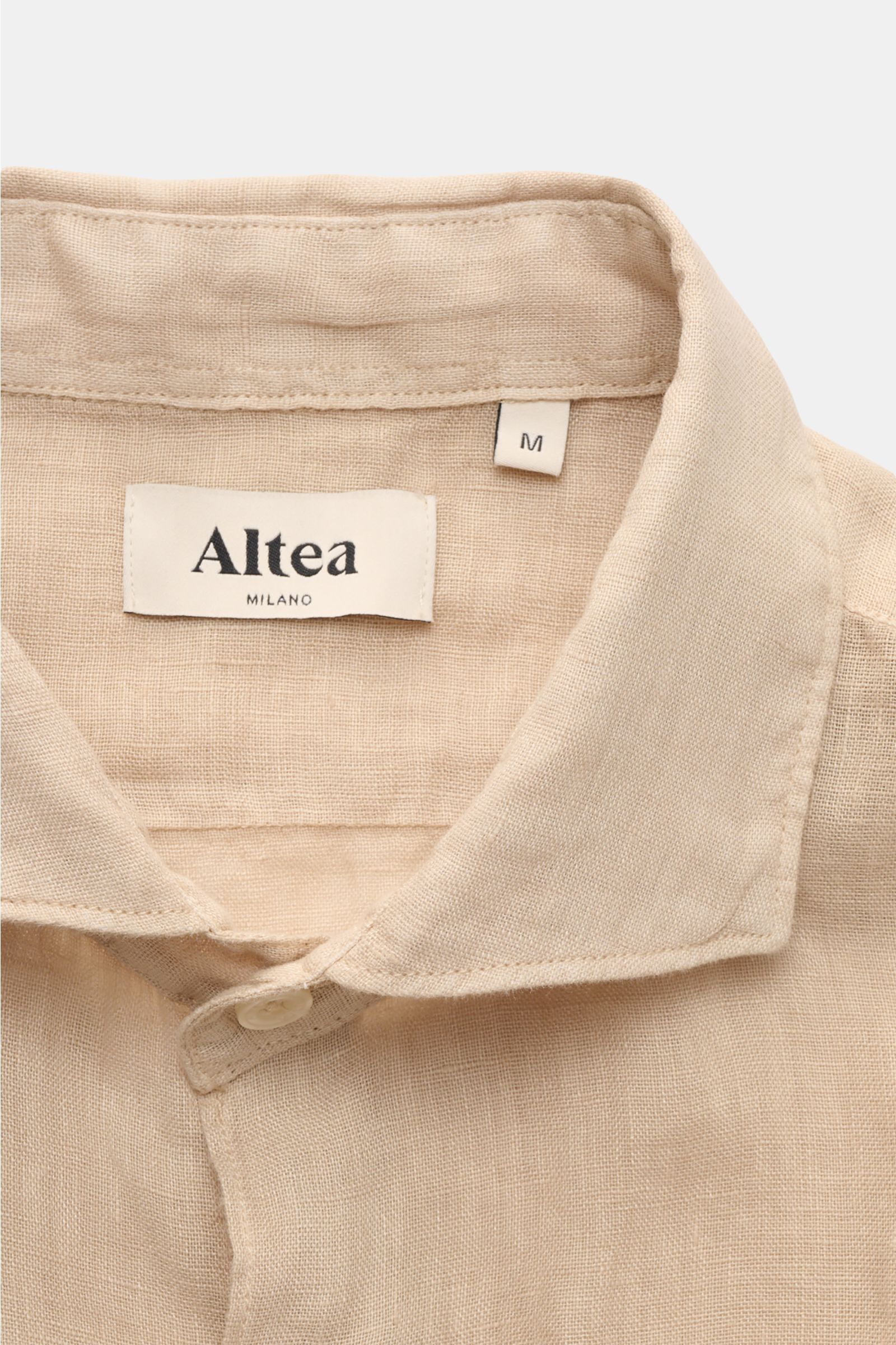Altea Leinenhemd 'Mercer' Haifisch-Kragen beige, Nahaufnahme von vorne, reine Leinen-Gaze, Slim Fit, weicher Griff, leichte Sommerqualität.