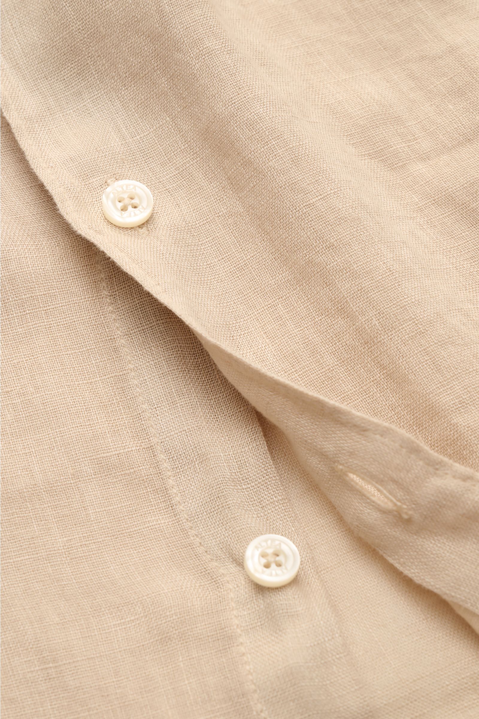 Nahaufnahme des Altea Leinenhemds 'Mercer' Haifisch-Kragen beige, luftige Gaze aus reinem Leinen mit Slim Fit, klassischer Knopfleiste und weichem Griff.