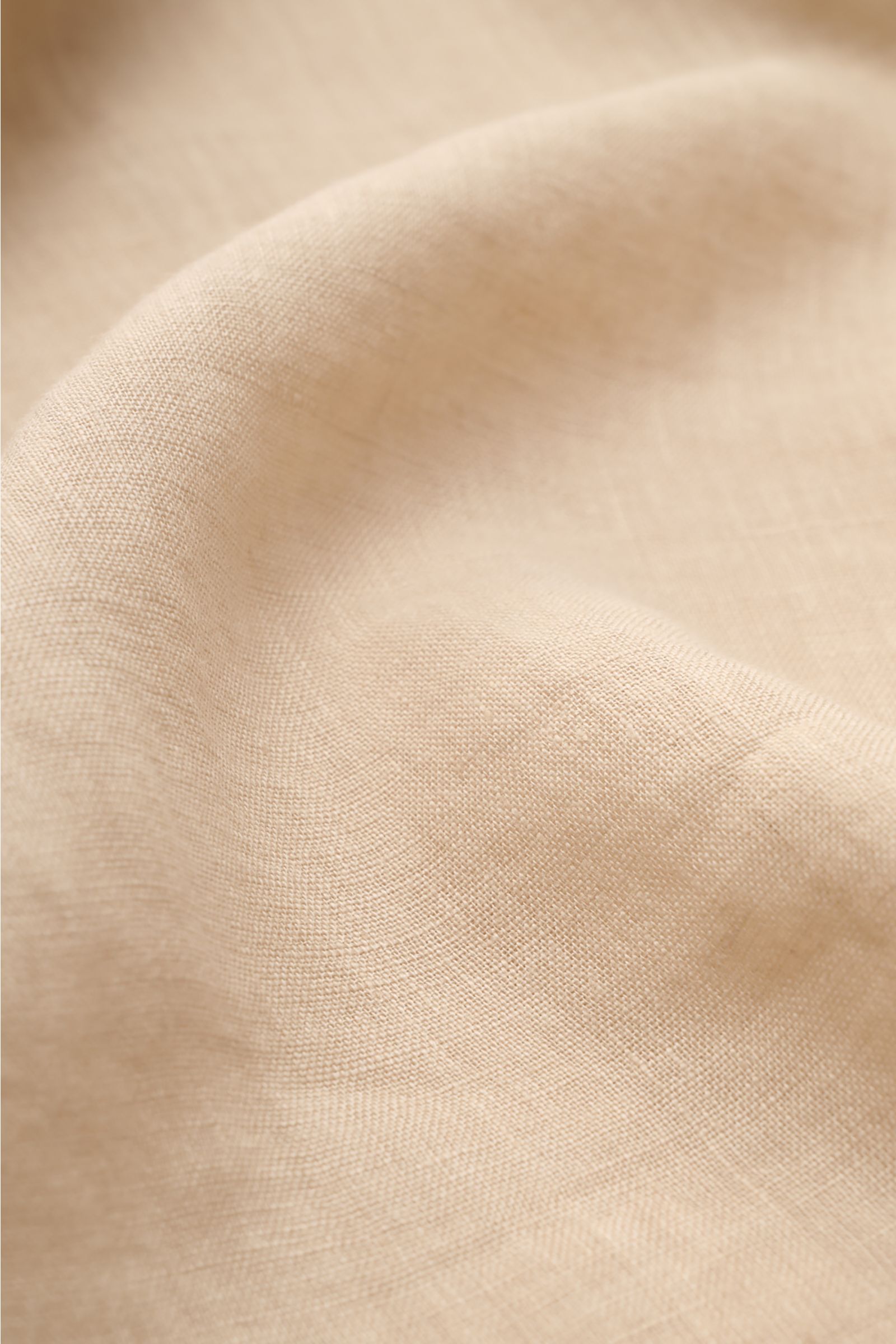 Altea Leinenhemd 'Mercer' Haifisch-Kragen beige, Detailaufnahme der ultra leichten Gaze aus reinem Leinen für sommerlichen Beachlook.