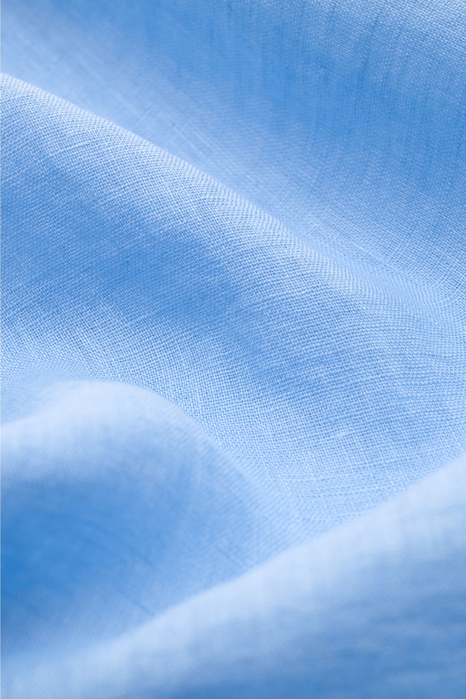 Altea Leinenhemd 'Mercer' Haifisch-Kragen blau, Nahaufnahme der leichten Leinen-Gaze mit weichem Griff, Slim Fit, gerundetem Saum, perspektivisch.