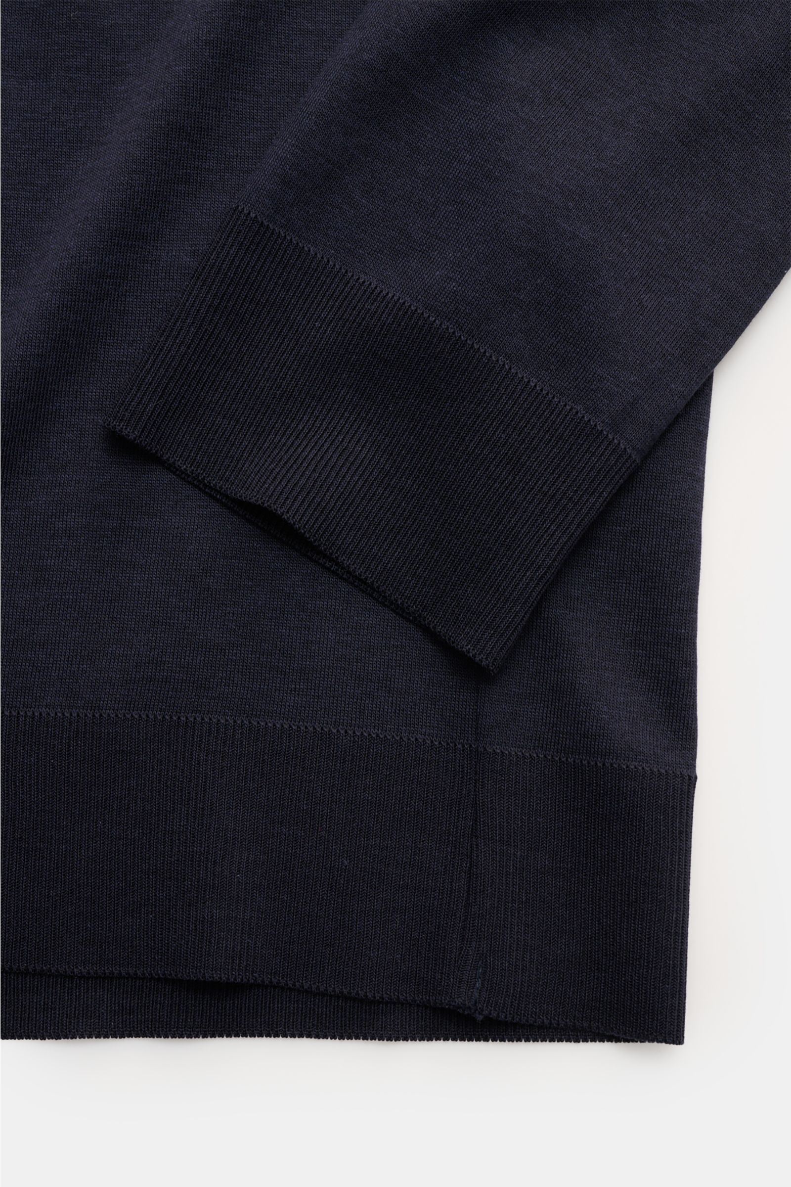 Close-up image from above showing the ribbed cuffs and straight hem of the navy Altea Jersey shirt 'Julius' polo shirt collar. If you can’t decide between a shirt and a polo shirt, choose the model 'Julius' from ALTEA which combines the best of sporty and